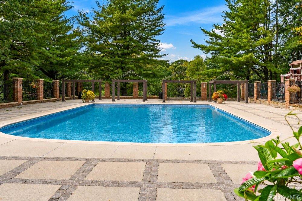 50th image of 11 Pony Cir, North Hempstead, NY 11577 | MLS# 1034998