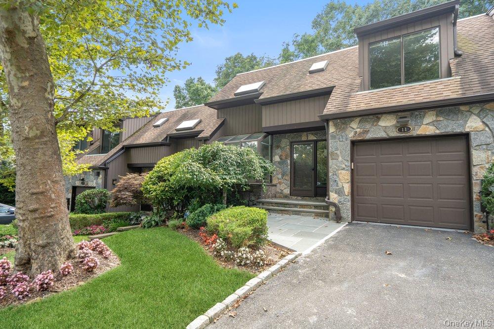 2nd image of 11 Pony Cir, North Hempstead, NY 11577 | MLS# 1034998