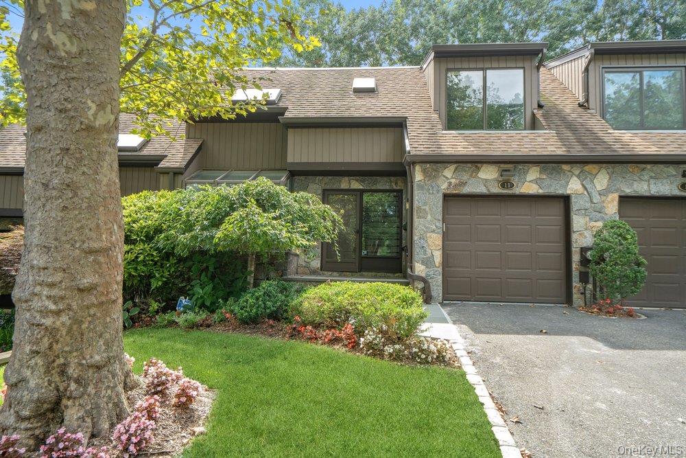 3rd image of 11 Pony Cir, North Hempstead, NY 11577 | MLS# 1034998