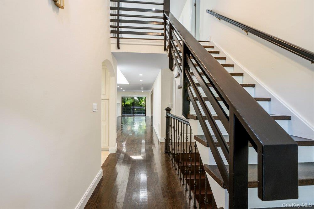 5th image of 11 Pony Cir, North Hempstead, NY 11577 | MLS# 1034998