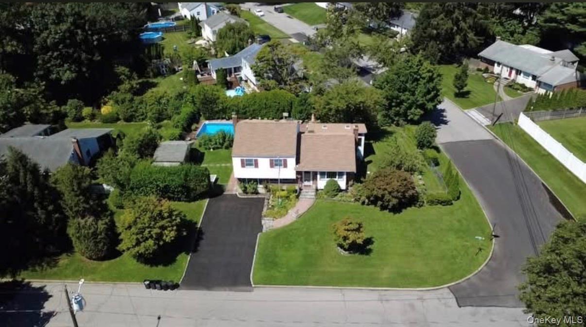 23rd image of 10 Meredith Dr, Huntington, NY 11740 | MLS# 1035066