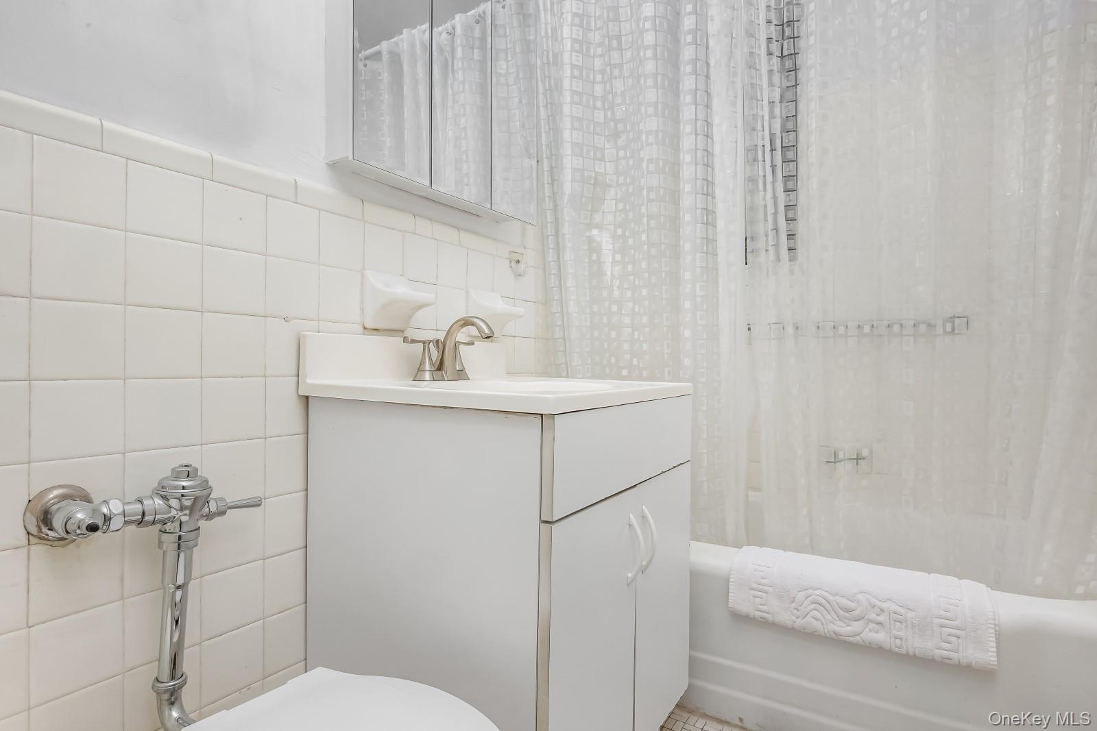 2nd image of 90-11 35Th Ave, New York, NY 11372