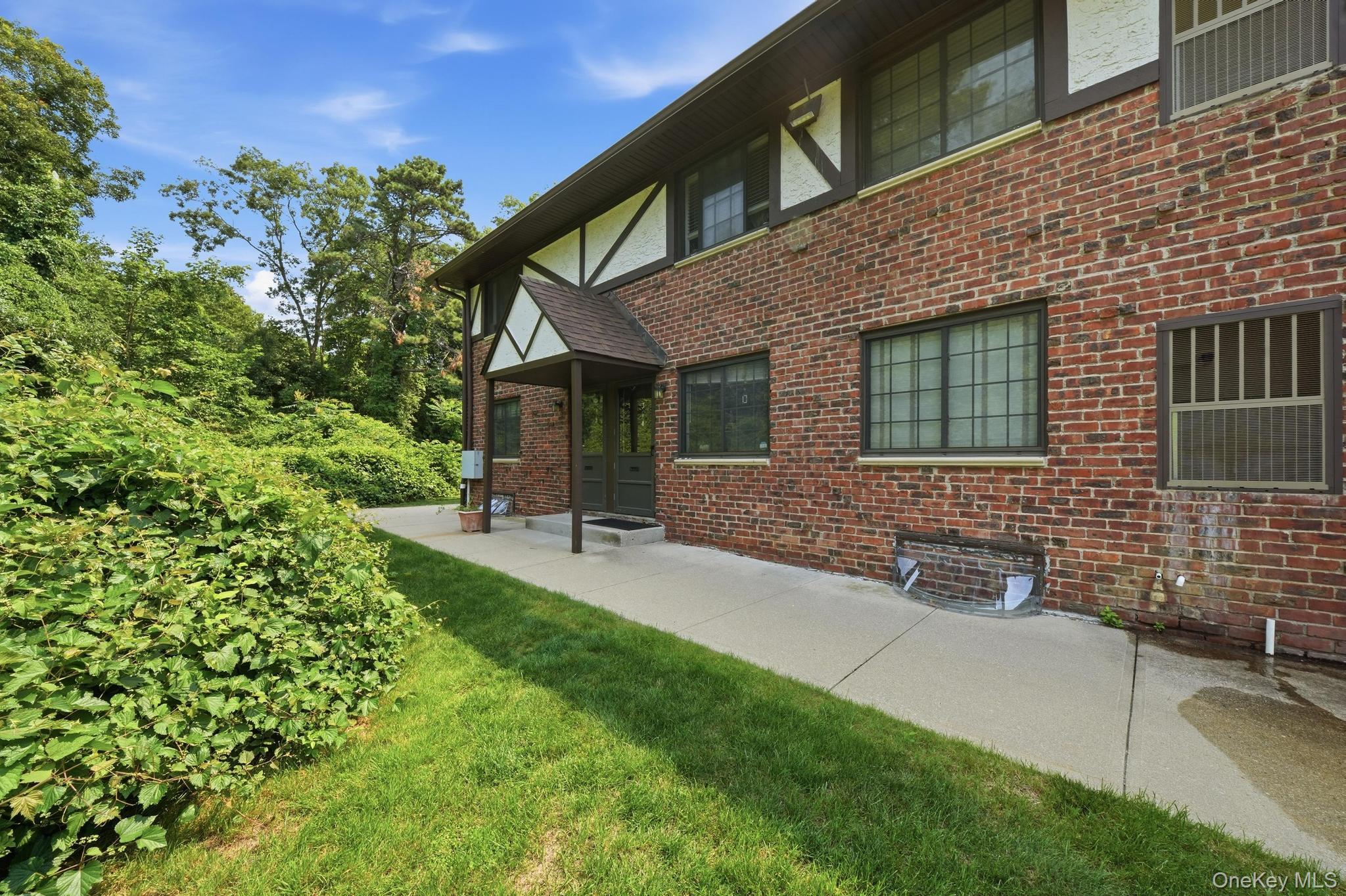 2nd image of 3 Newbrook Ln, Islip, NY 11706