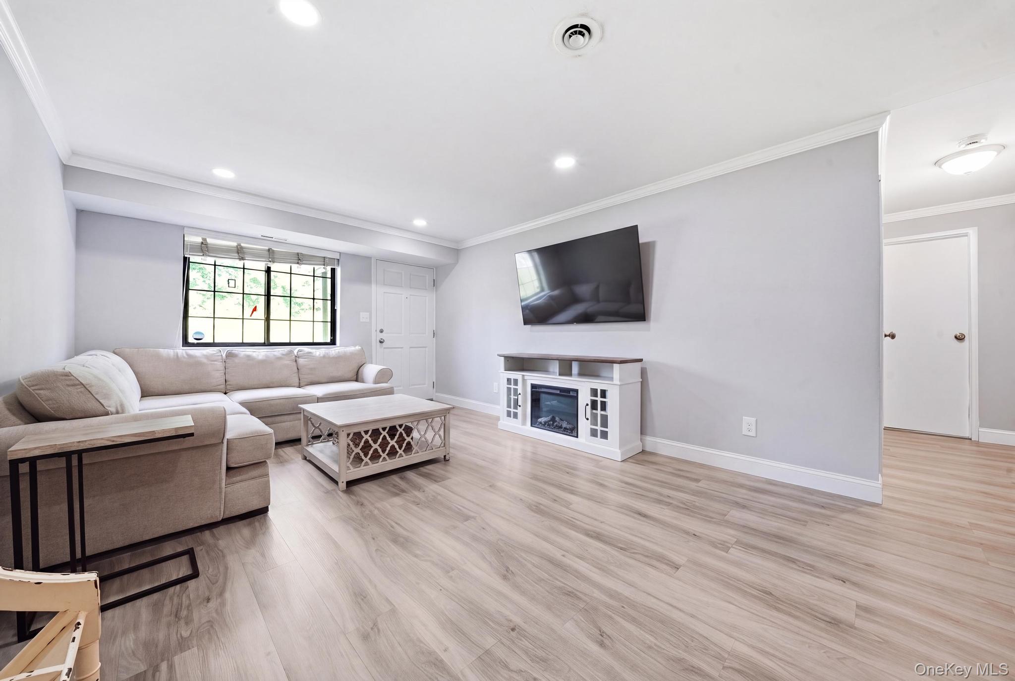 5th image of 3 Newbrook Ln, Islip, NY 11751