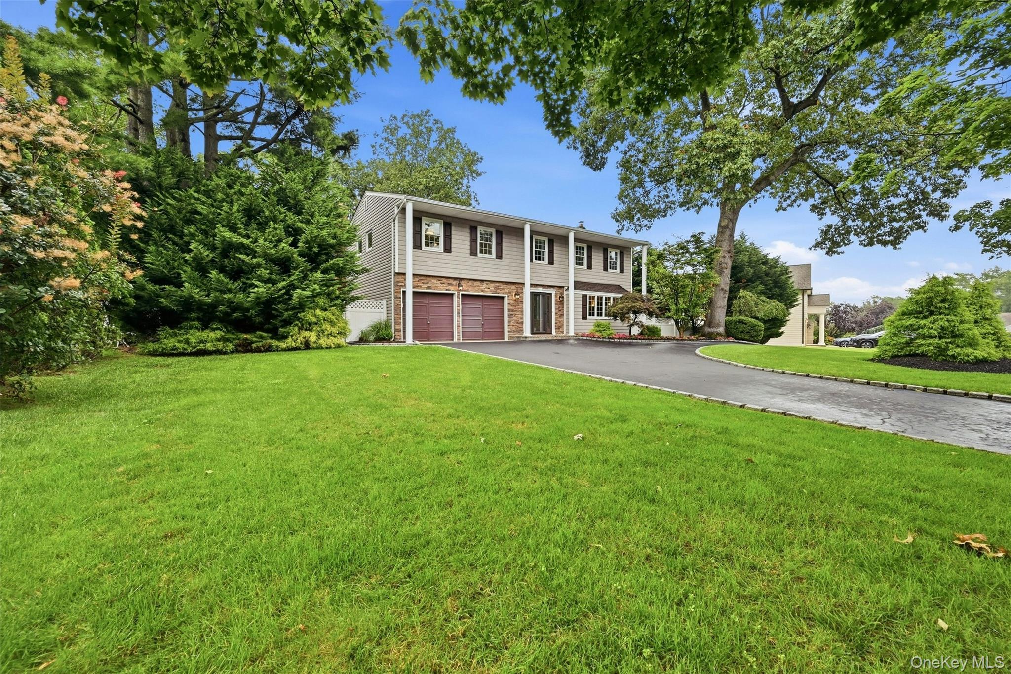 2nd image of 54 Twin Oaks Dr, Smithtown, NY 11754 | MLS# 1035429