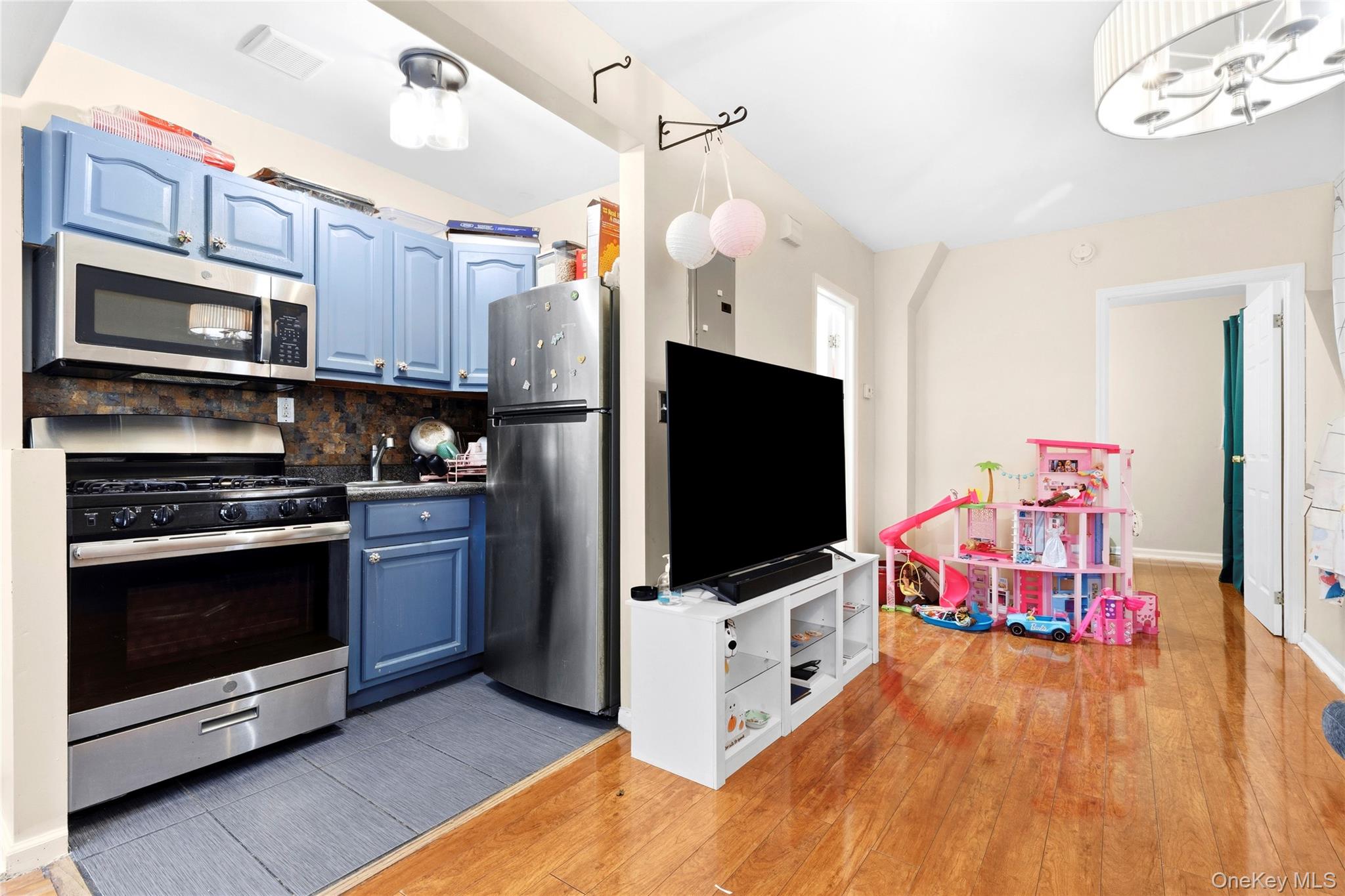 3rd image of 48 Crescent St, New York, NY 11208 | MLS# 1035496