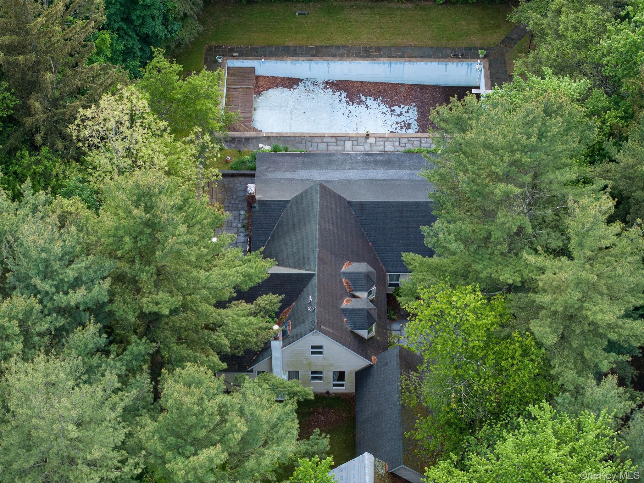 4th image of 8 Woodstock Ct, Oyster Bay, NY 11771 | MLS# 1035521