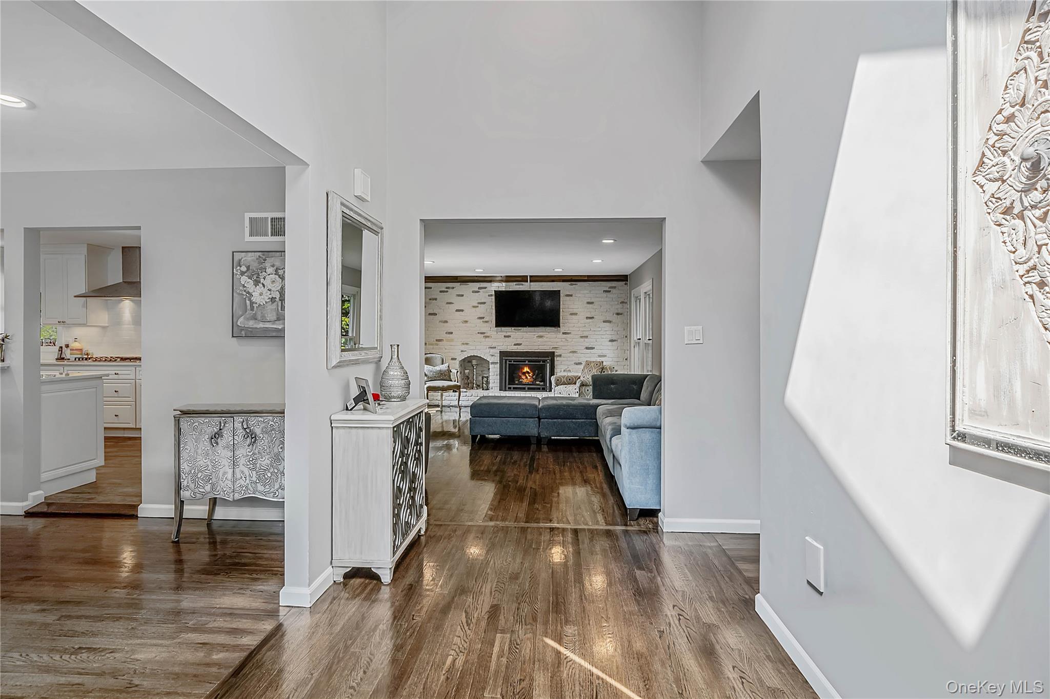 3rd image of 10 Williamsburg Dr, Smithtown, NY 11768 | MLS# 1035573