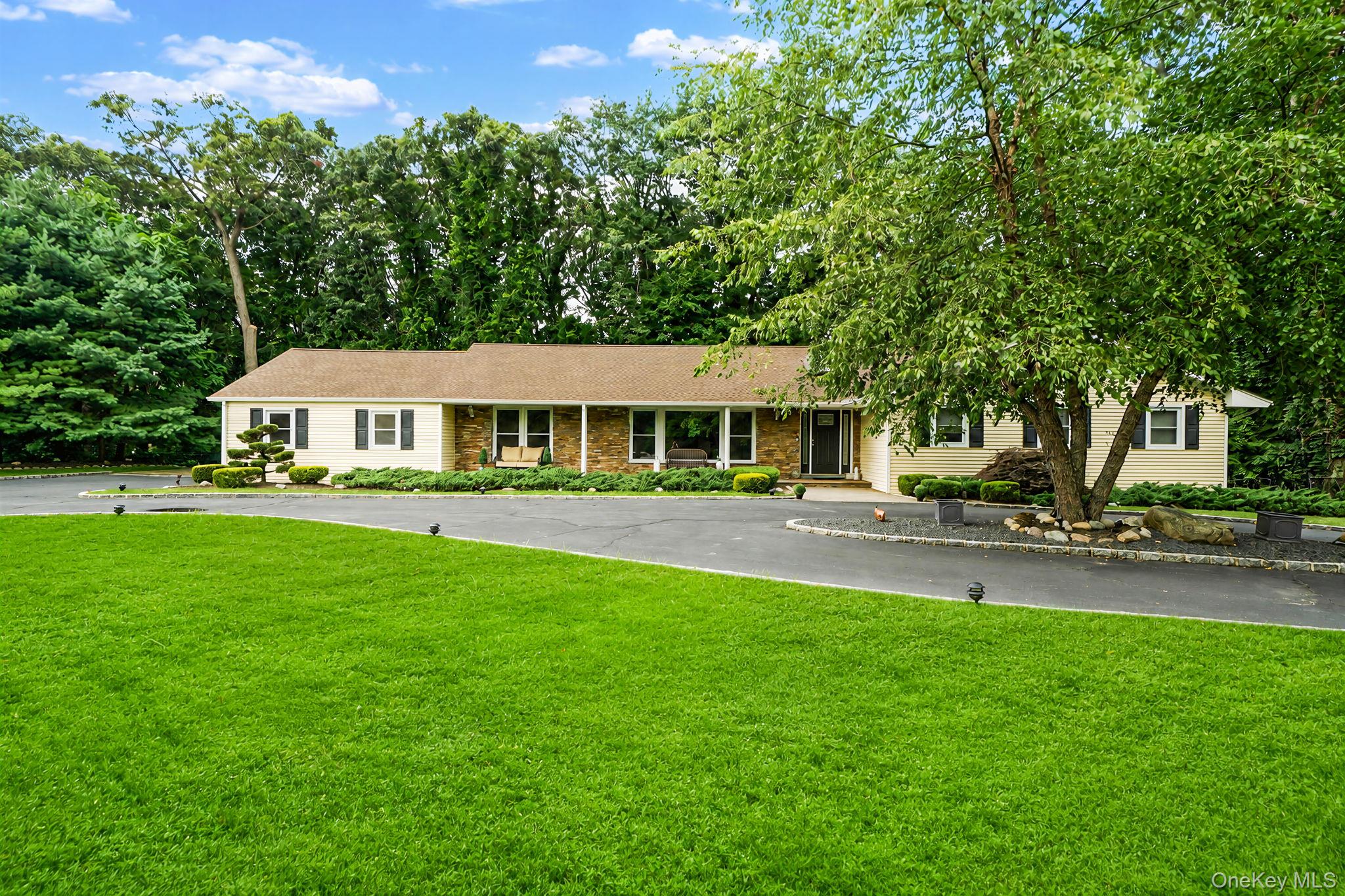2nd image of 10 Williamsburg Dr, Smithtown, NY 11768 | MLS# 1035573