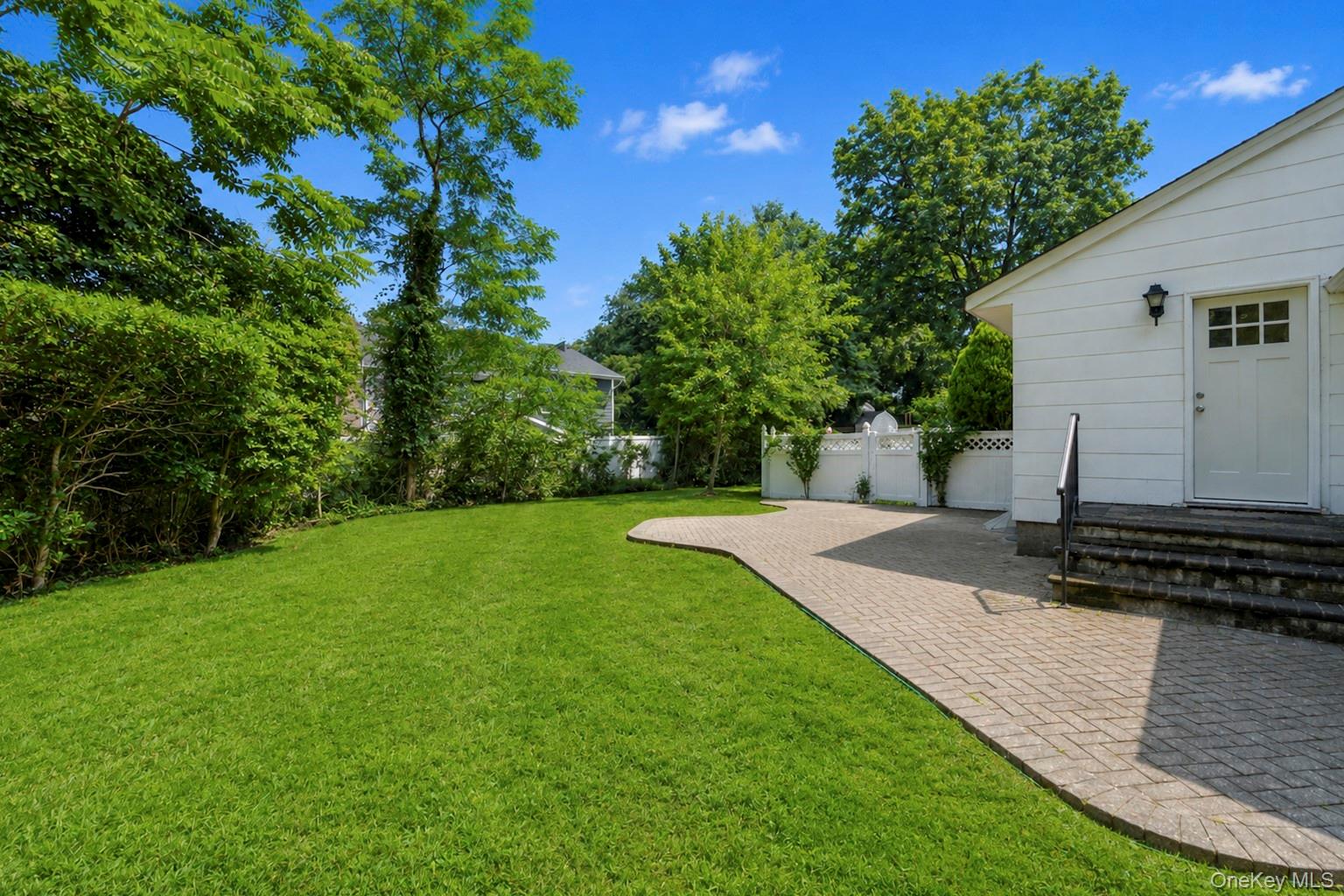 3rd image of 1 Dale Ln, Smithtown, NY 11787 | MLS# 1035638