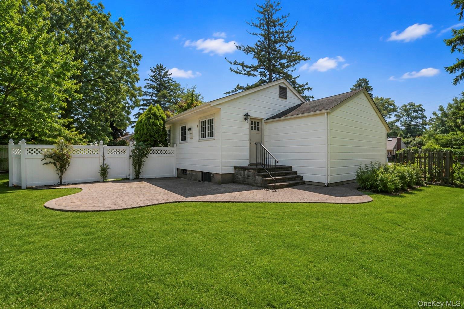 4th image of 1 Dale Ln, Smithtown, NY 11787 | MLS# 1035638