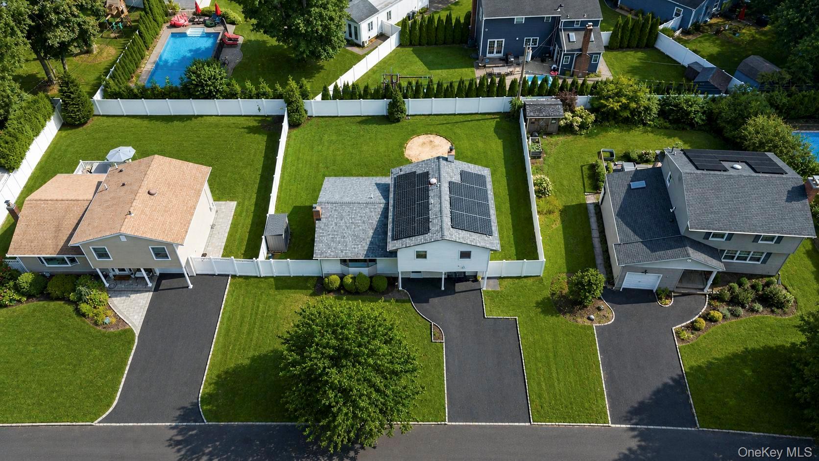 2nd image of 18 Catherwood Crescent, Huntington, NY 11747 | MLS# 1035654