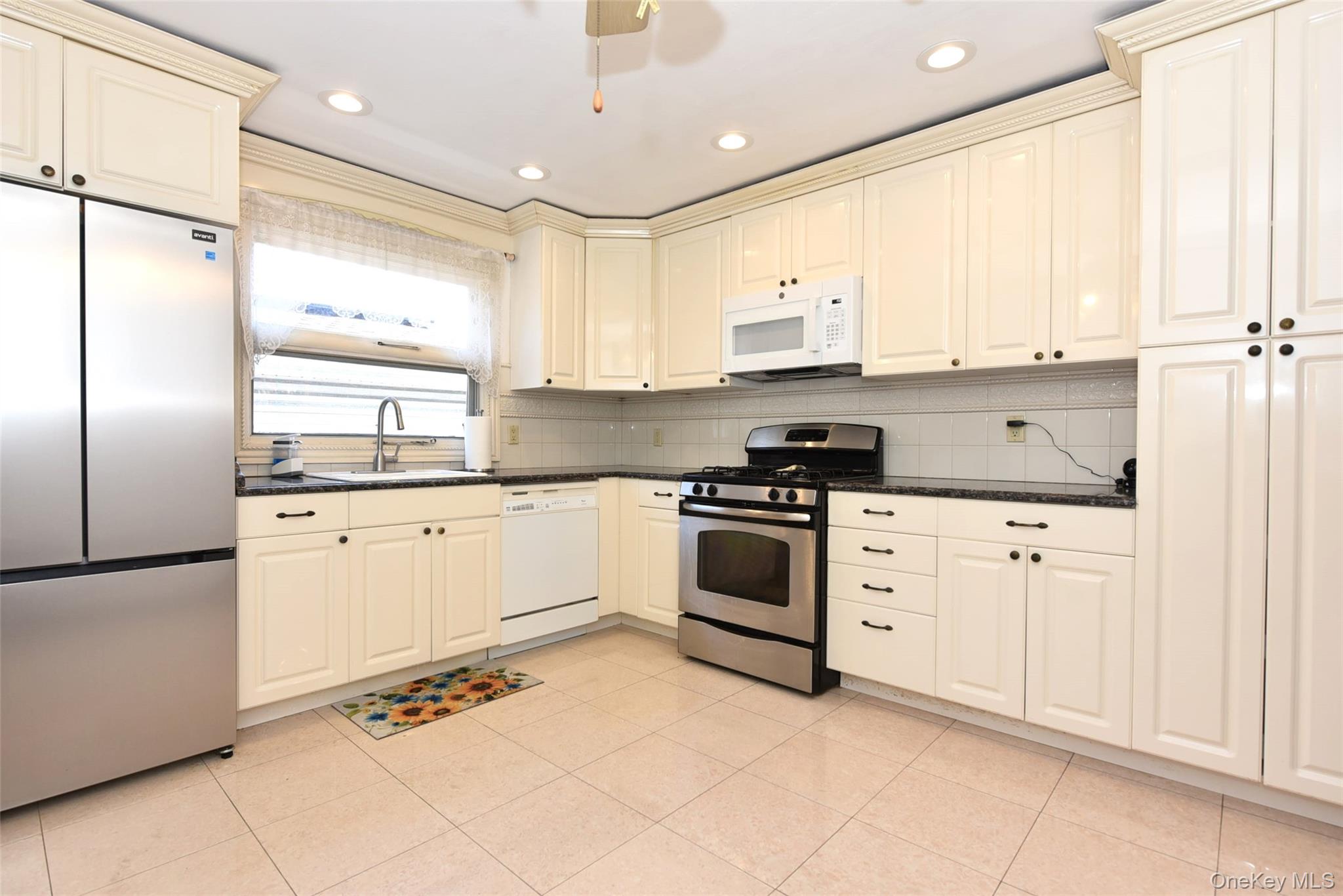 4th image of 70 Grantwood Ave, New York, NY 10312 | MLS# 1035827