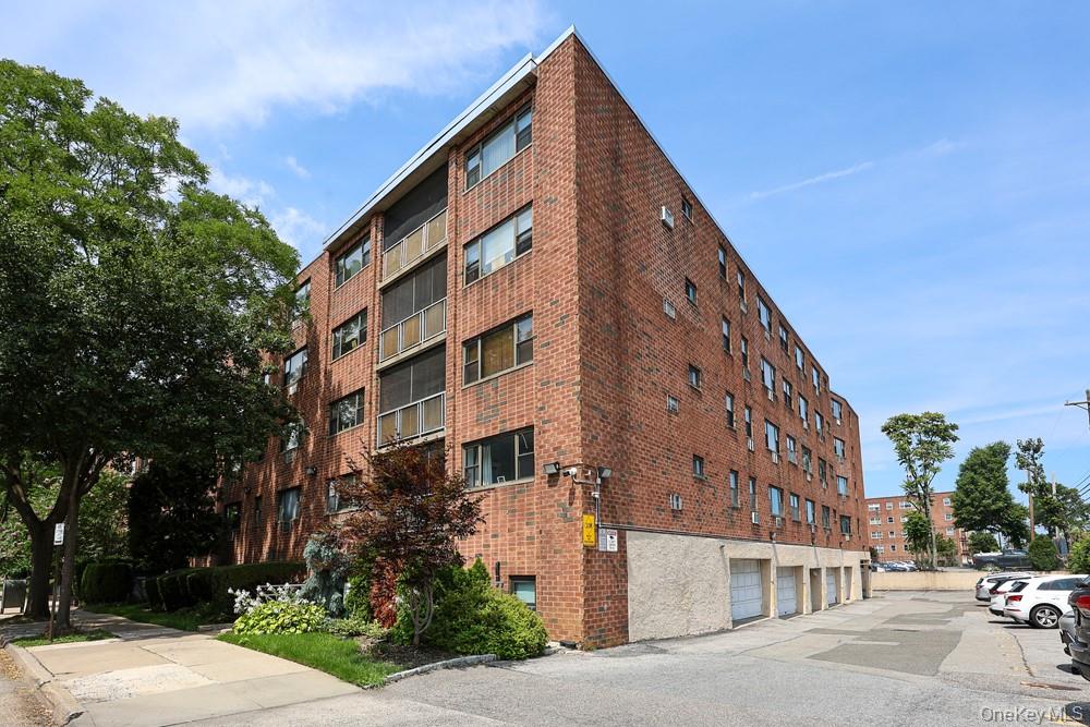 3rd image of 100 Clinton Ave, Mineola, NY 11030