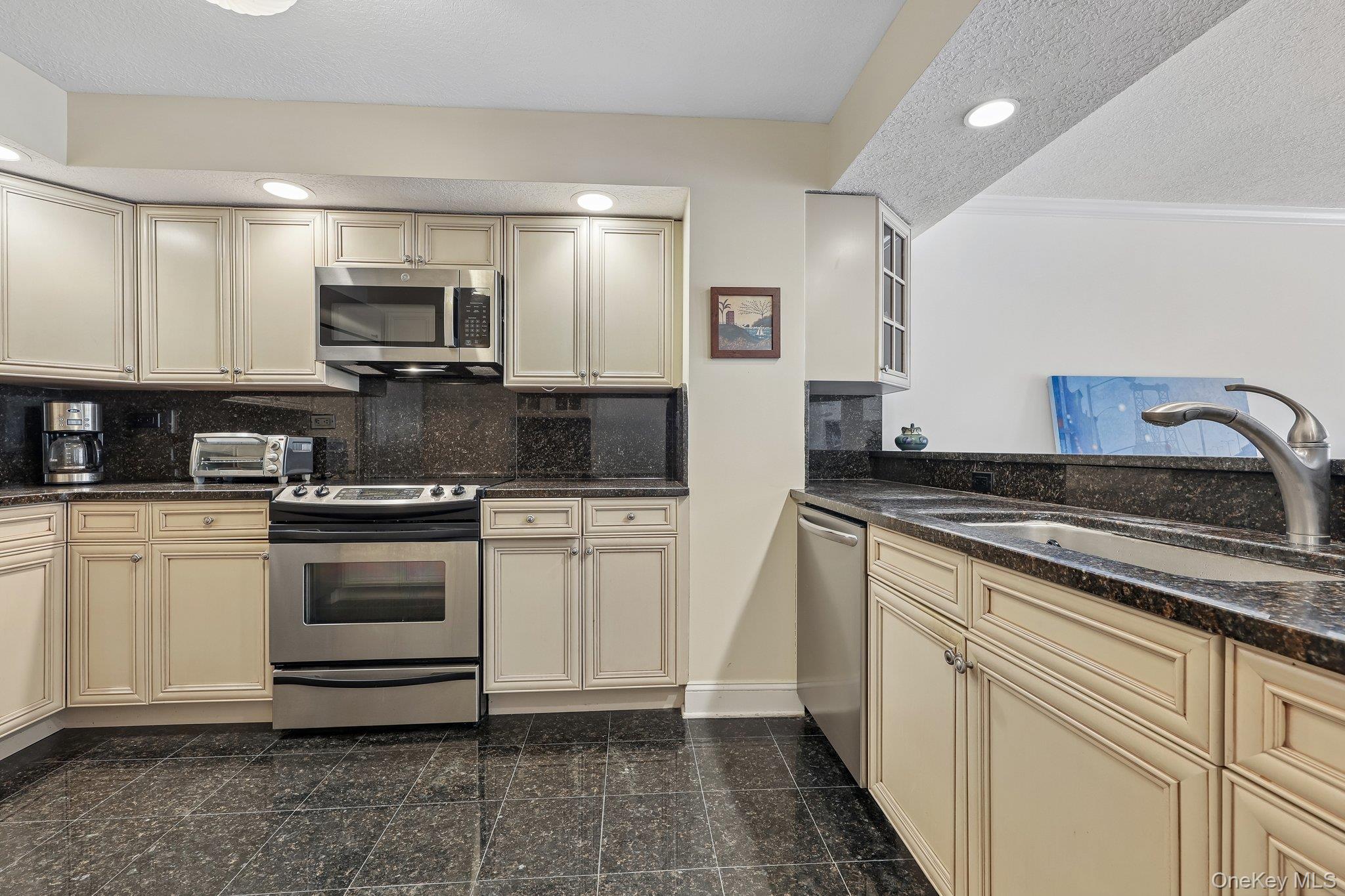Photo 5 of Condo for sale at 409 Harbor Cvs #PH 409, Orangetown, NY 10968 | MLS# 1035981 | Listing updated on 2026-09-02