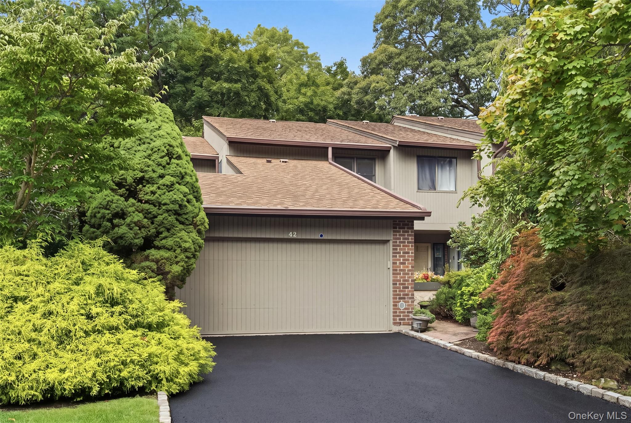 2nd image of 42 Country Club Dr, Oyster Bay, NY 11753 | MLS# 1036102