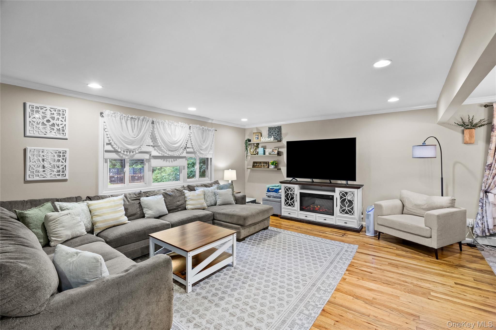 4th image of 33 Manhasset Rd, Brookhaven, NY 11789 | MLS# 1036132