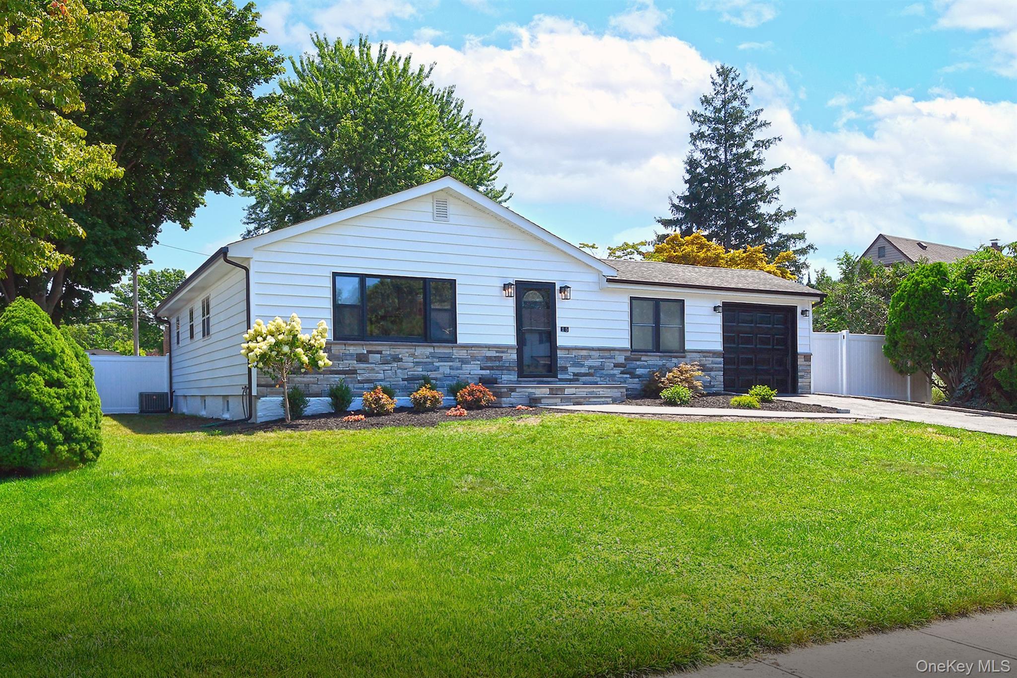 3rd image of 15 Parkview Dr, Smithtown, NY 11725 | MLS# 1036159