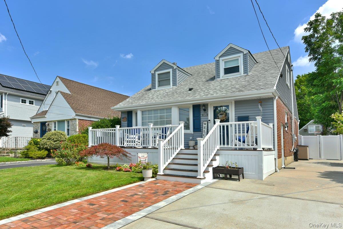 3rd image of 374 Andrews Rd, North Hempstead, NY 11501 | MLS# 1036400