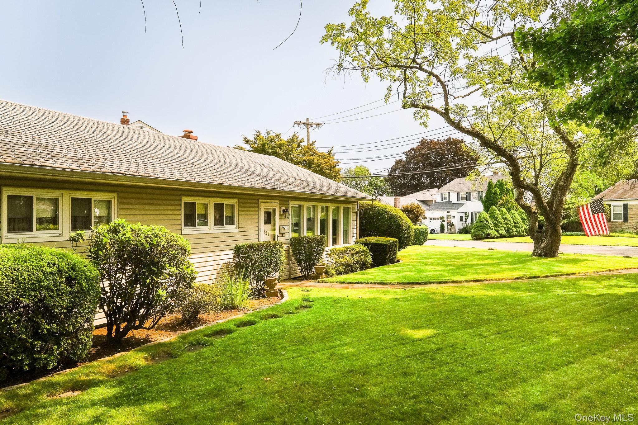 2nd image of 121 Winderemere Dr, Yonkers, NY 10710 | MLS# 1036420
