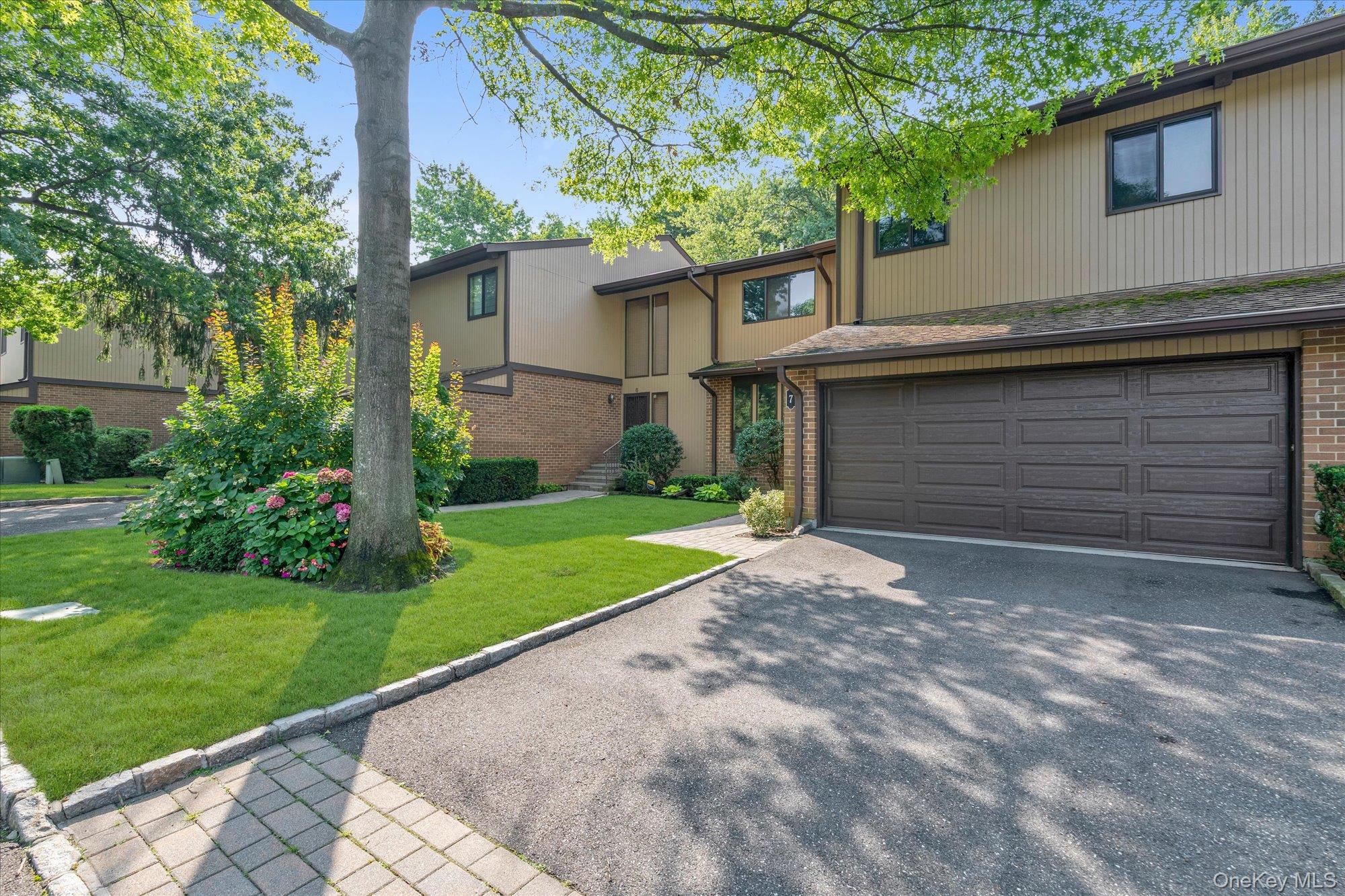 2nd image of 7 Wimbledon Dr, North Hempstead, NY 11576 | MLS# 1036422