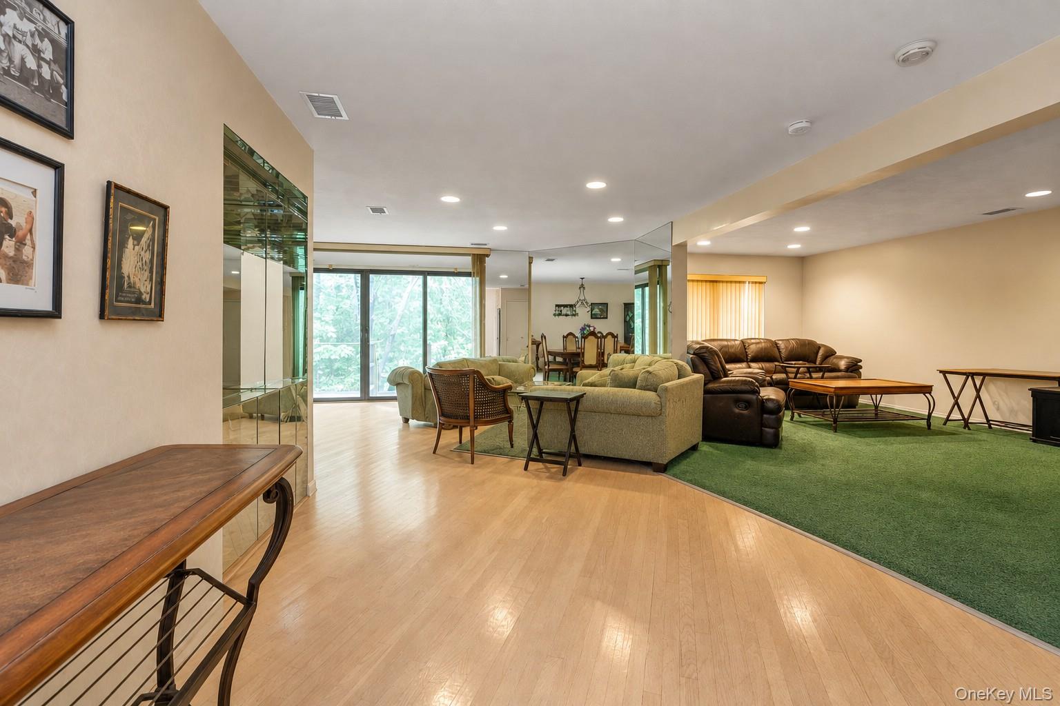 3rd image of 7 Wimbledon Dr, North Hempstead, NY 11576 | MLS# 1036422