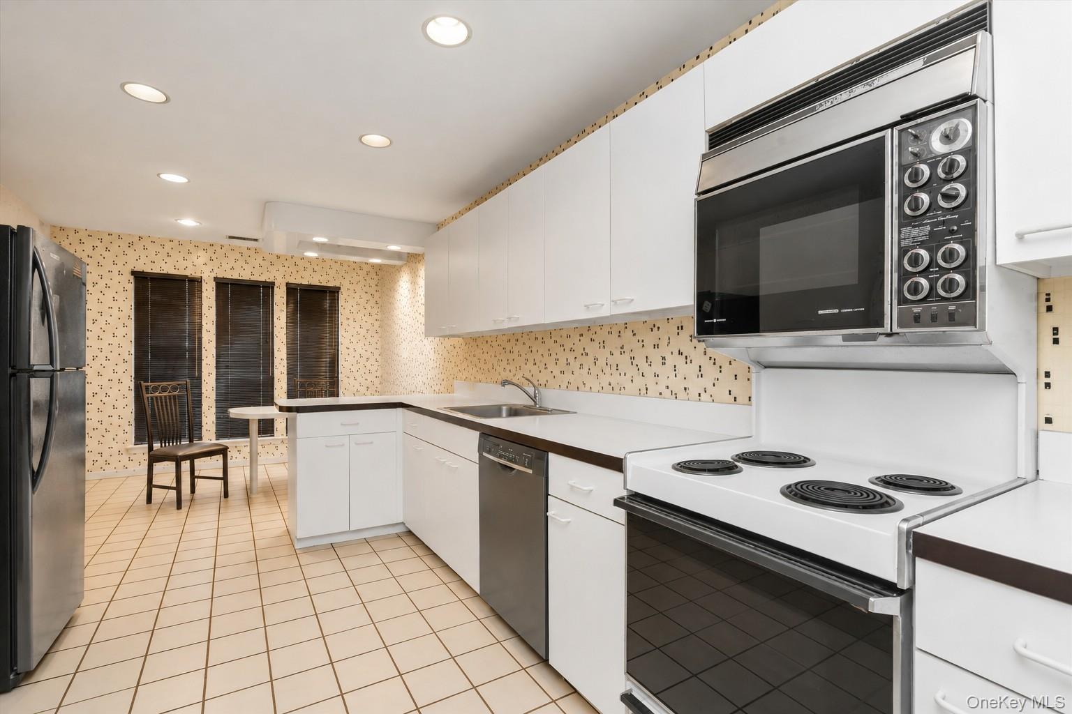 5th image of 7 Wimbledon Dr, North Hempstead, NY 11576 | MLS# 1036422