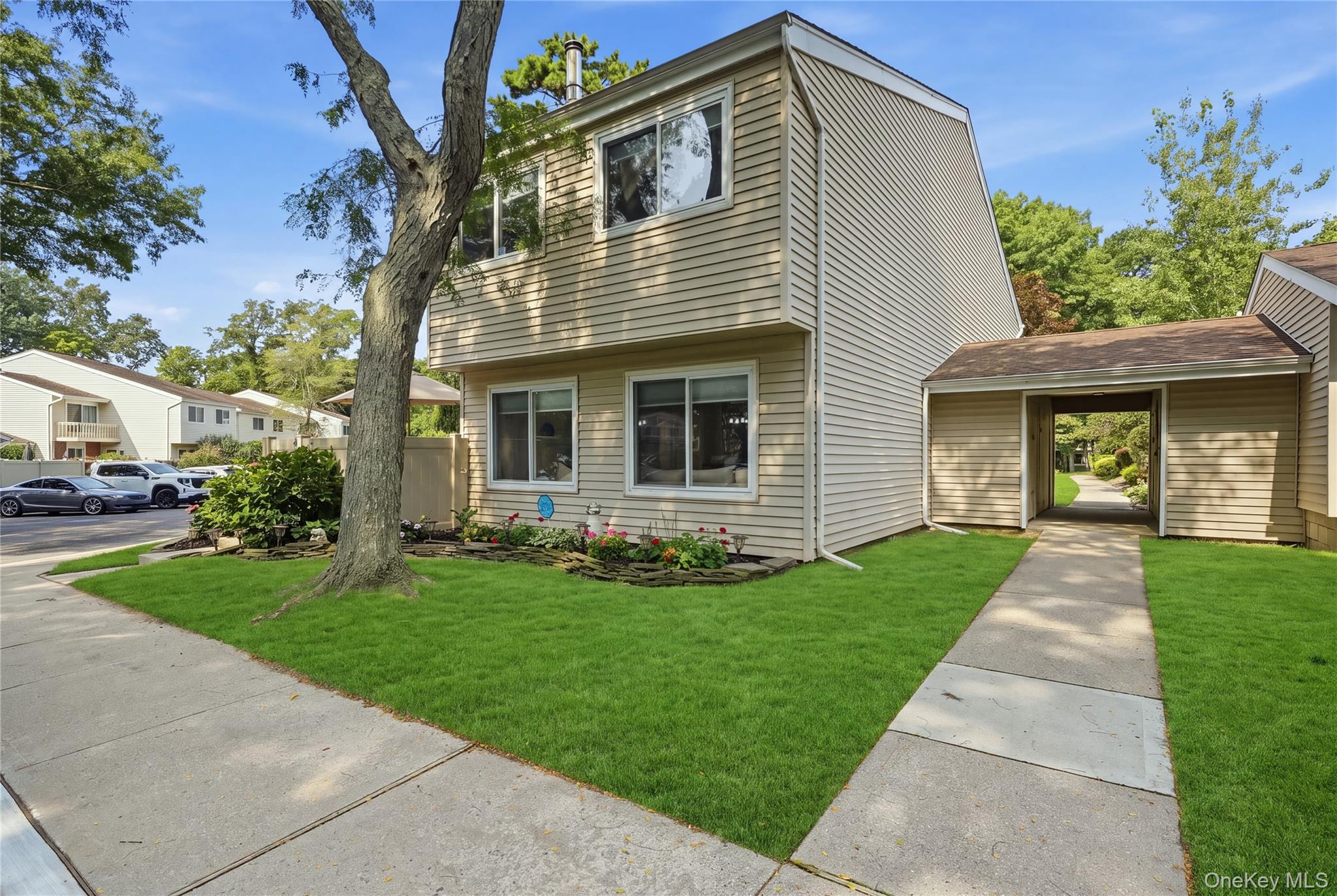 2nd image of 215 Springmeadow Dr, Islip, NY 11741