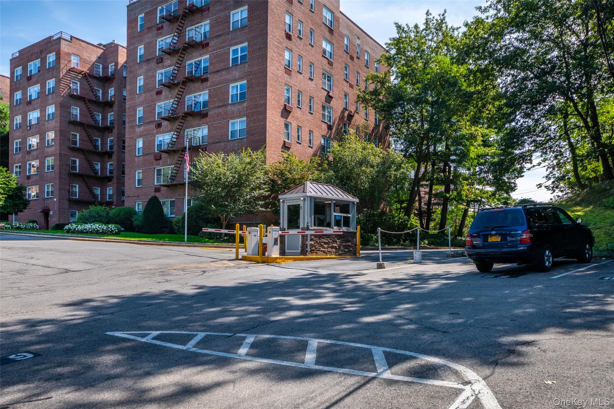 2nd image of 611 Palmer Rd, Yonkers, NY 10701