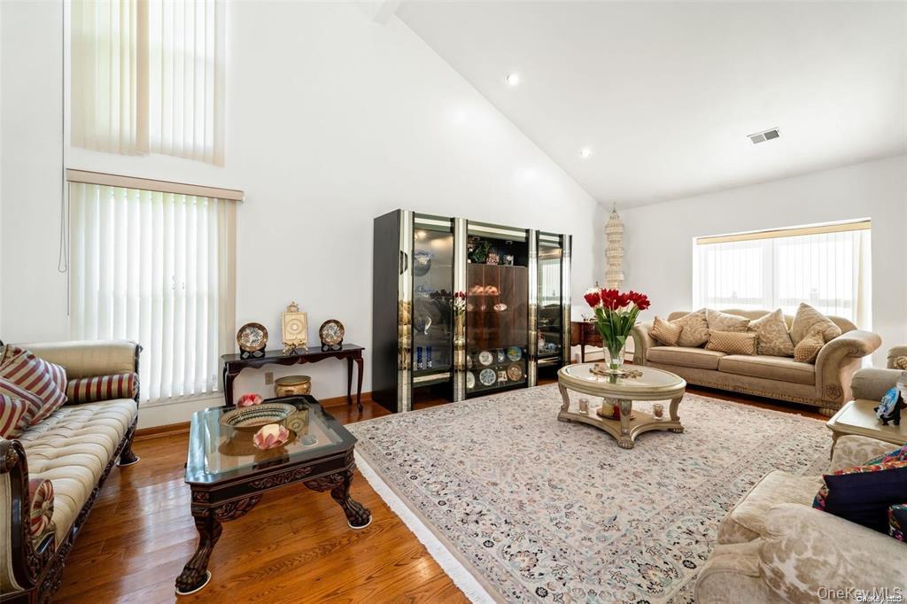 5th image of 4 Jester Ct, Huntington, NY 11746 | MLS# 1037053