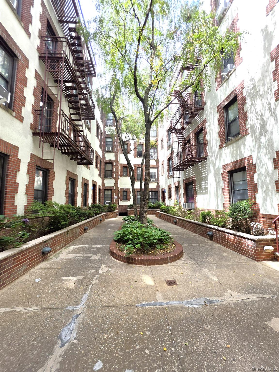 2nd image of 31-14 Crescent St, New York, NY 11106