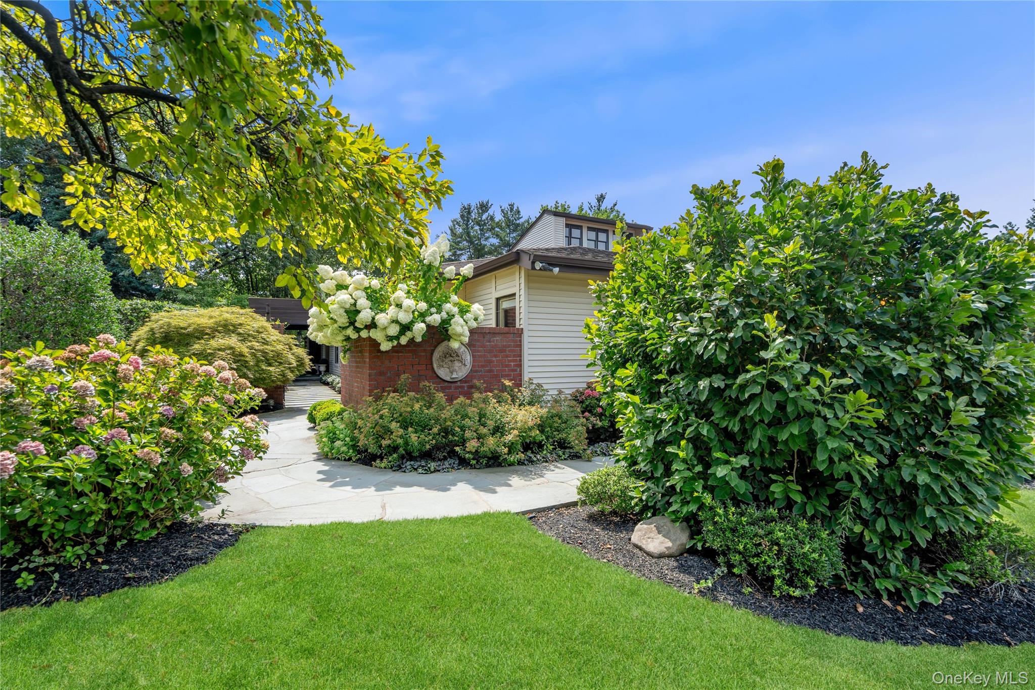 1st image of 264 Sparrow Dr, North Hempstead, NY 11030 | MLS# 1037347