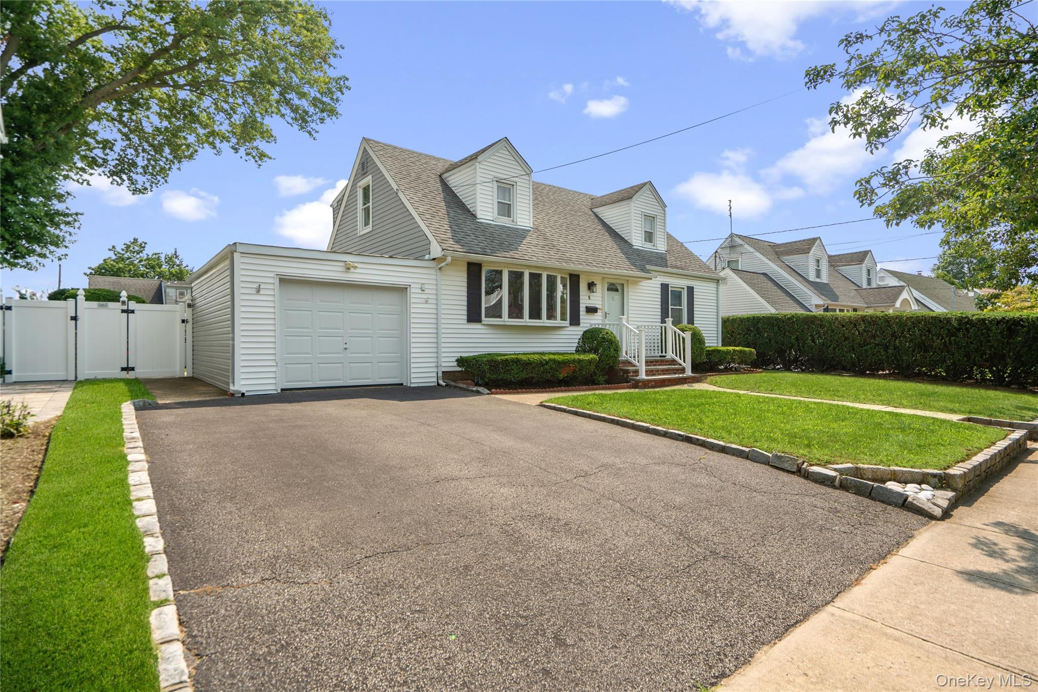 3rd image of 5 Mayfair Ln, Oyster Bay, NY 11801 | MLS# 1037389