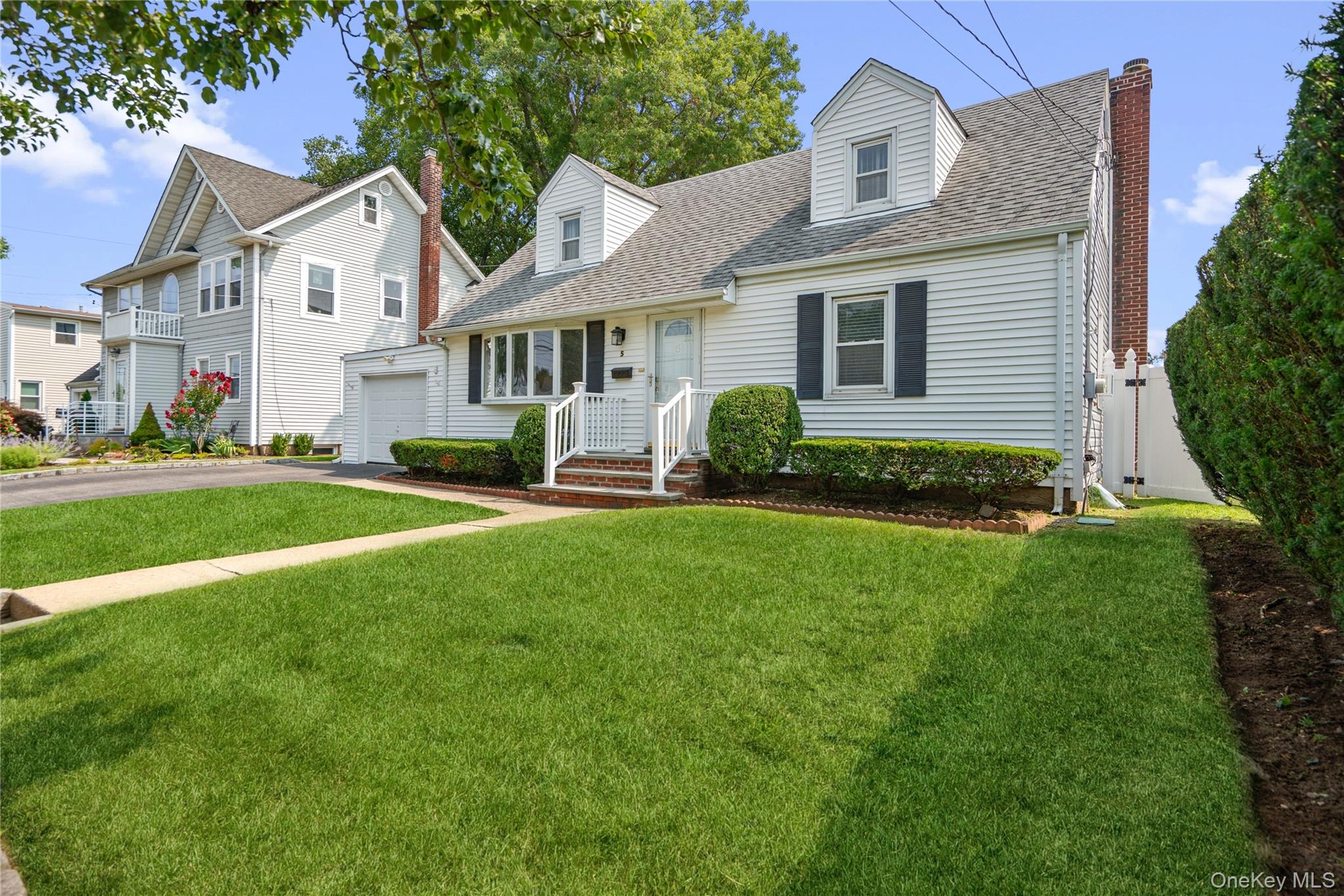 2nd image of 5 Mayfair Ln, Oyster Bay, NY 11801 | MLS# 1037389