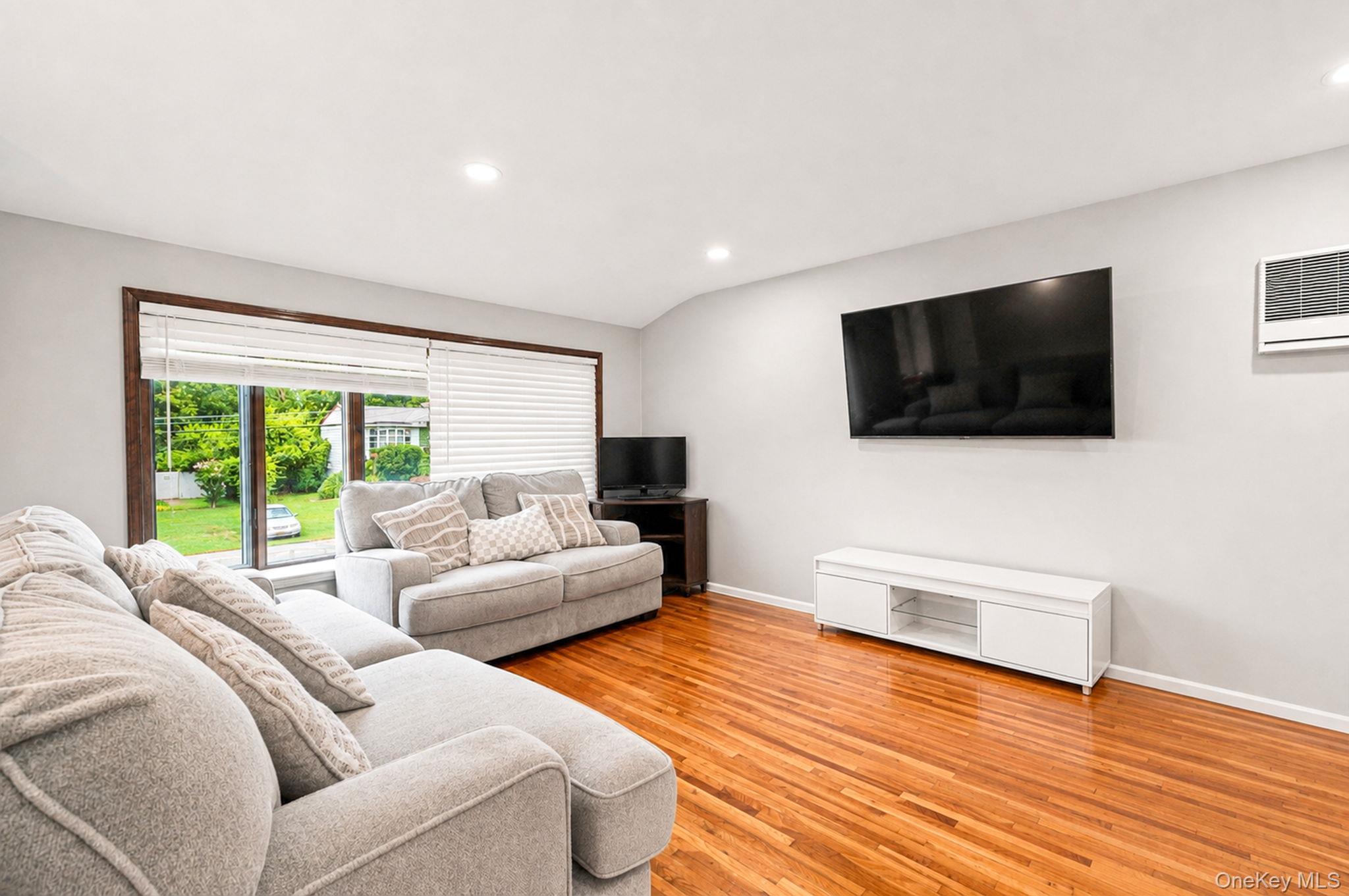 5th image of 104 Utica St, Islip, NY 11706 | MLS# 1037761