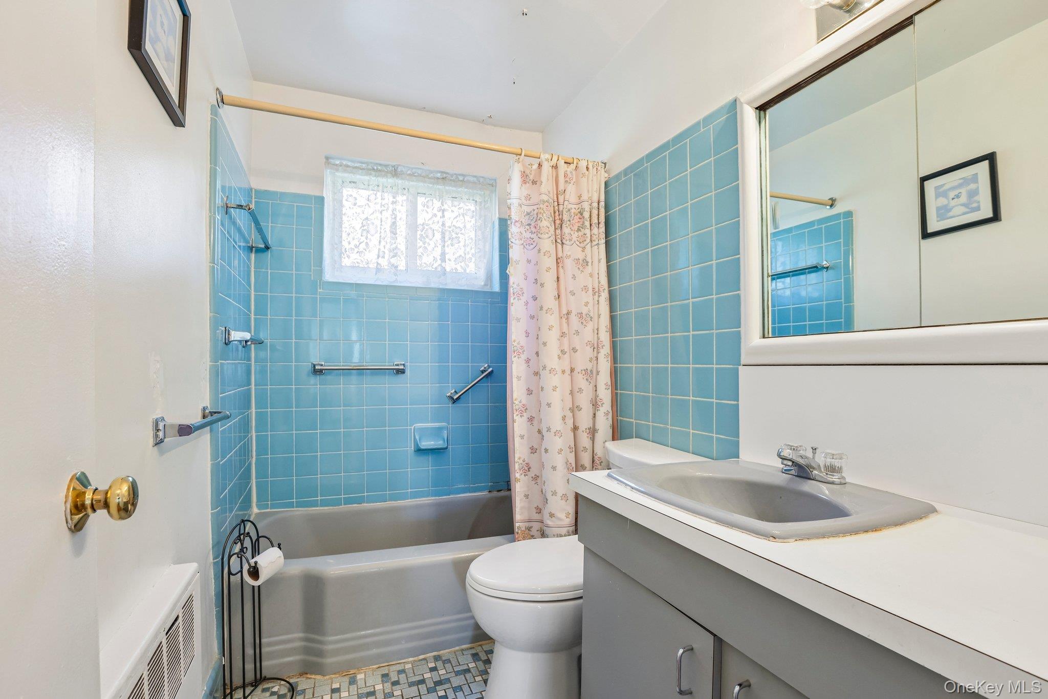 2nd image of 8 Dehaven Dr, Yonkers, NY 10703