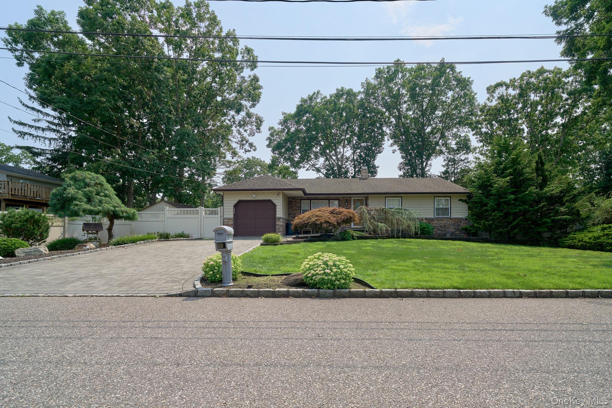 2nd image of 14 Winthrop Pl, Babylon, NY 11729 | MLS# 1037837