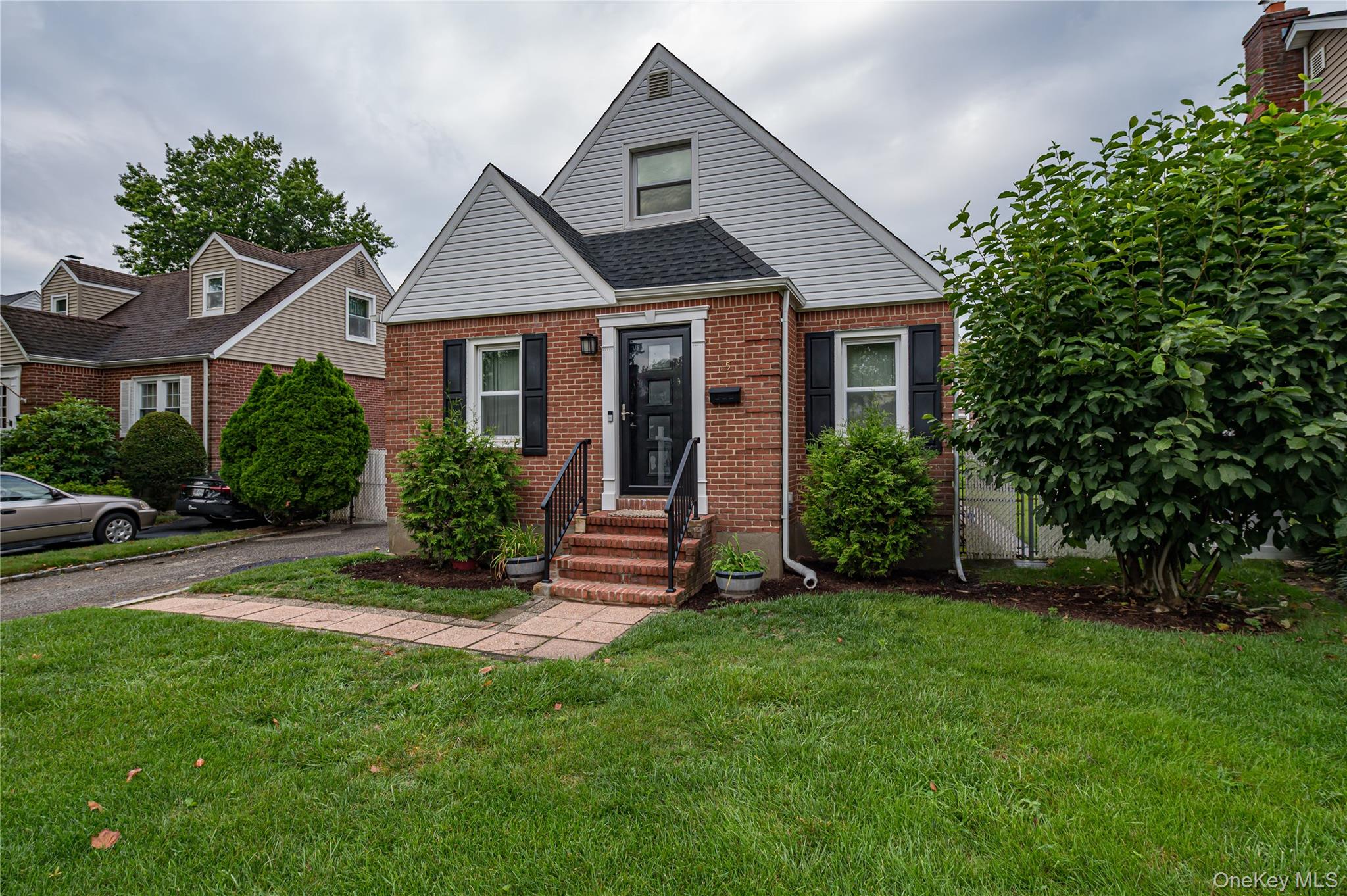 3rd image of 15 Yale Blvd, North Hempstead, NY 11040 | MLS# 1037857