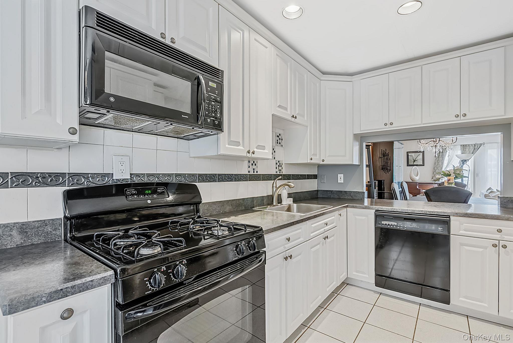 5th image of 11 Broadlawn Dr, Islip, NY 11722 | MLS# 1037895