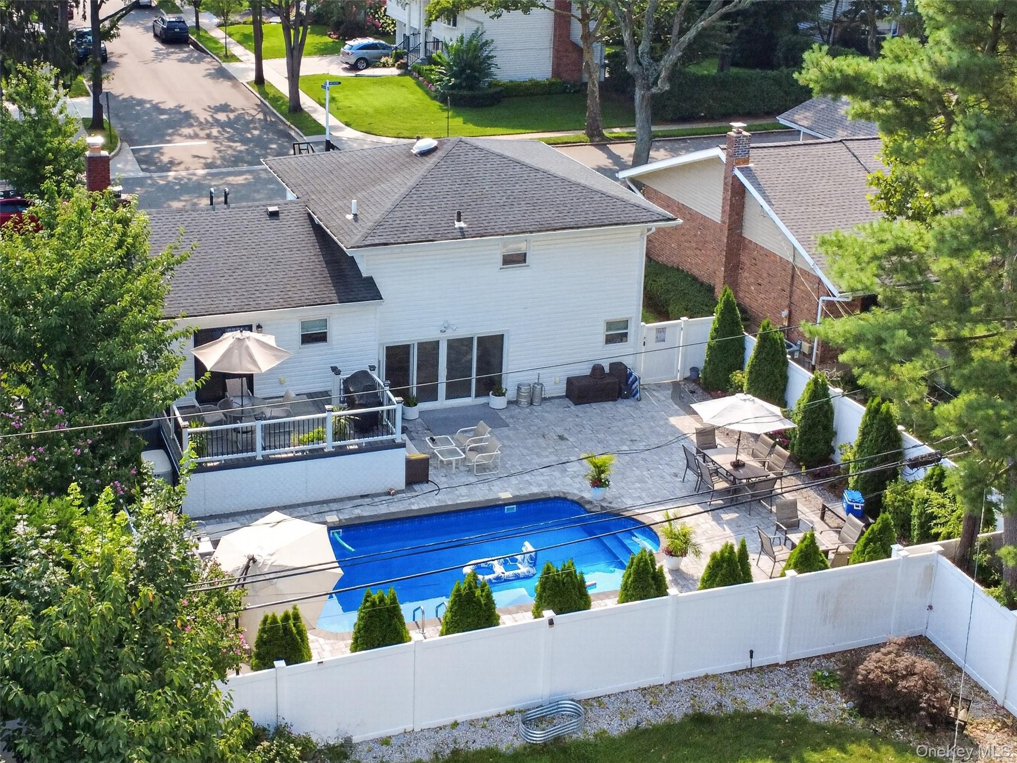 25th image of 31 Driftwood Dr, North Hempstead, NY 11050 | MLS# 1037946