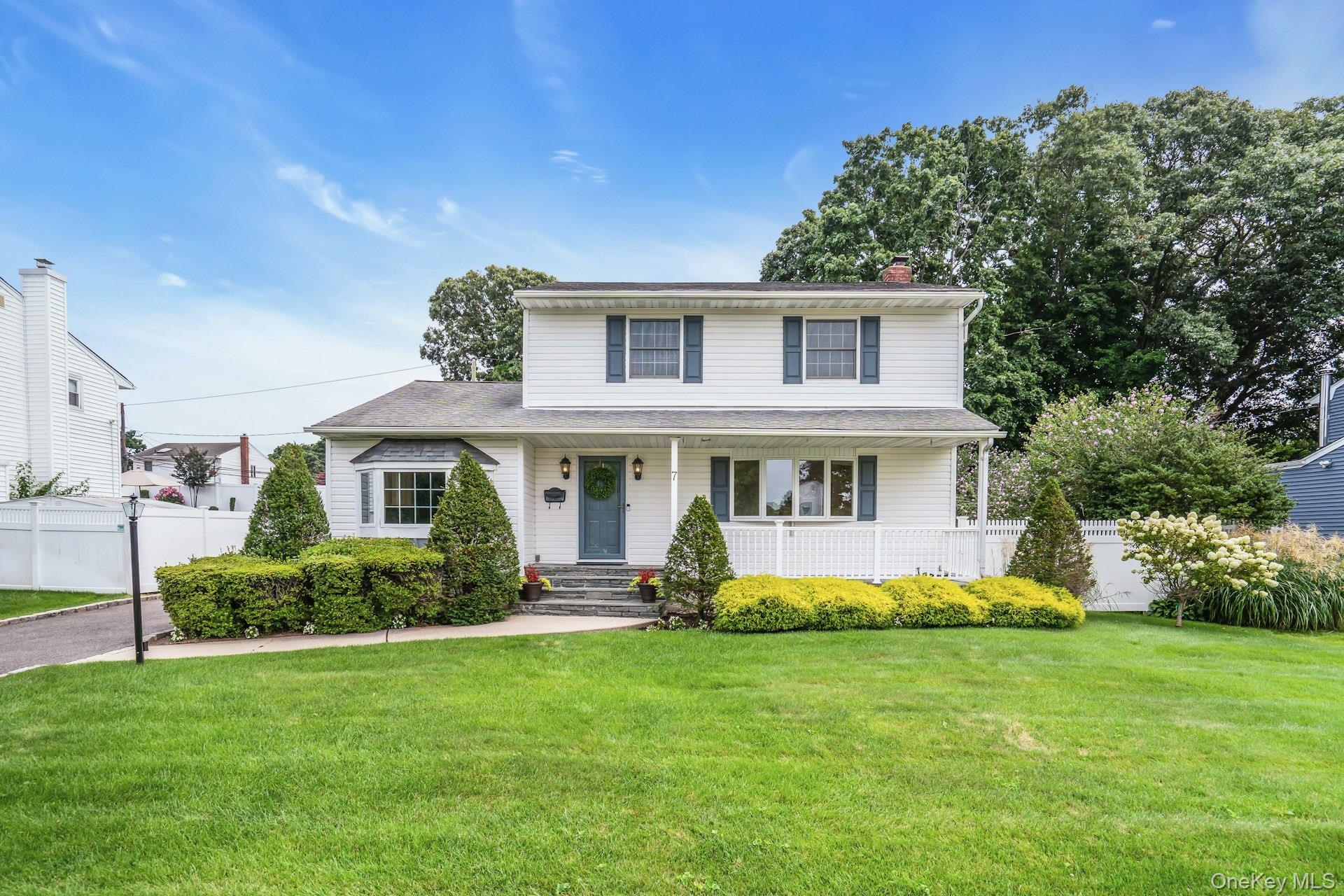 2nd image of 7 Tomkins Ct, Smithtown, NY 11725 | MLS# 1038114