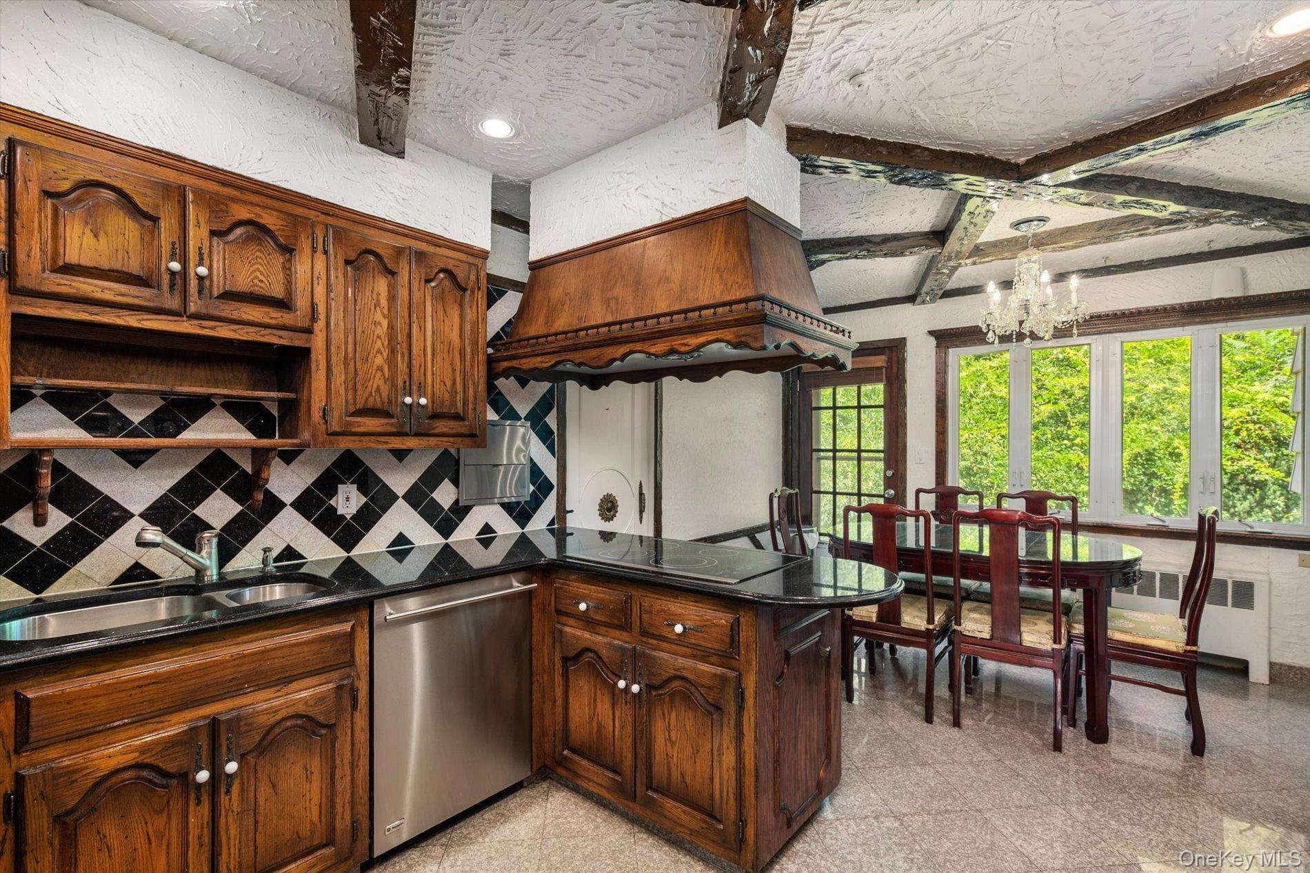 5th image of 131 Stratford N, North Hempstead, NY 11577 | MLS# 1038179