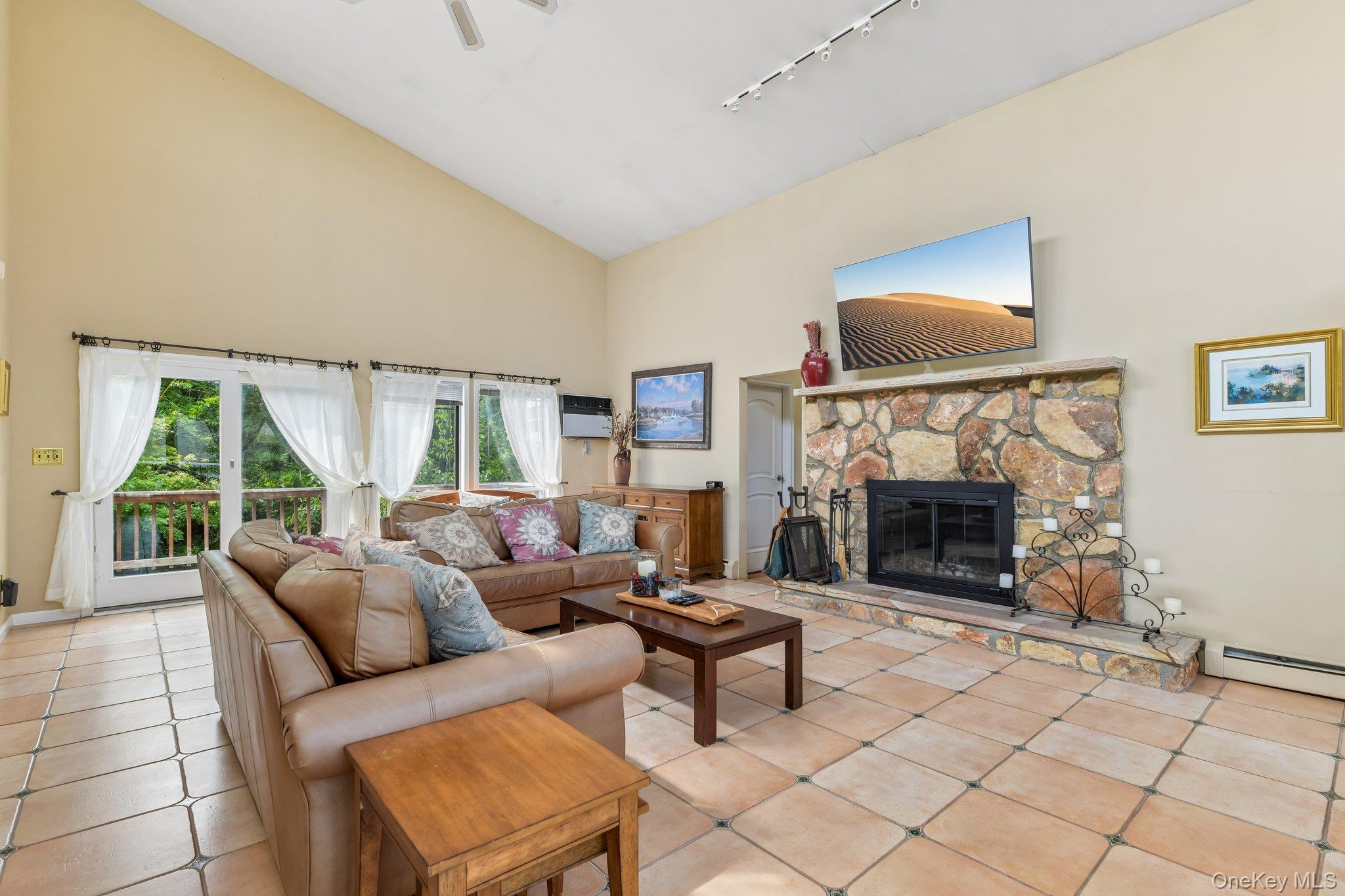 4th image of 588 E Long Beach Rd, Smithtown, NY 11780 | MLS# 1038256