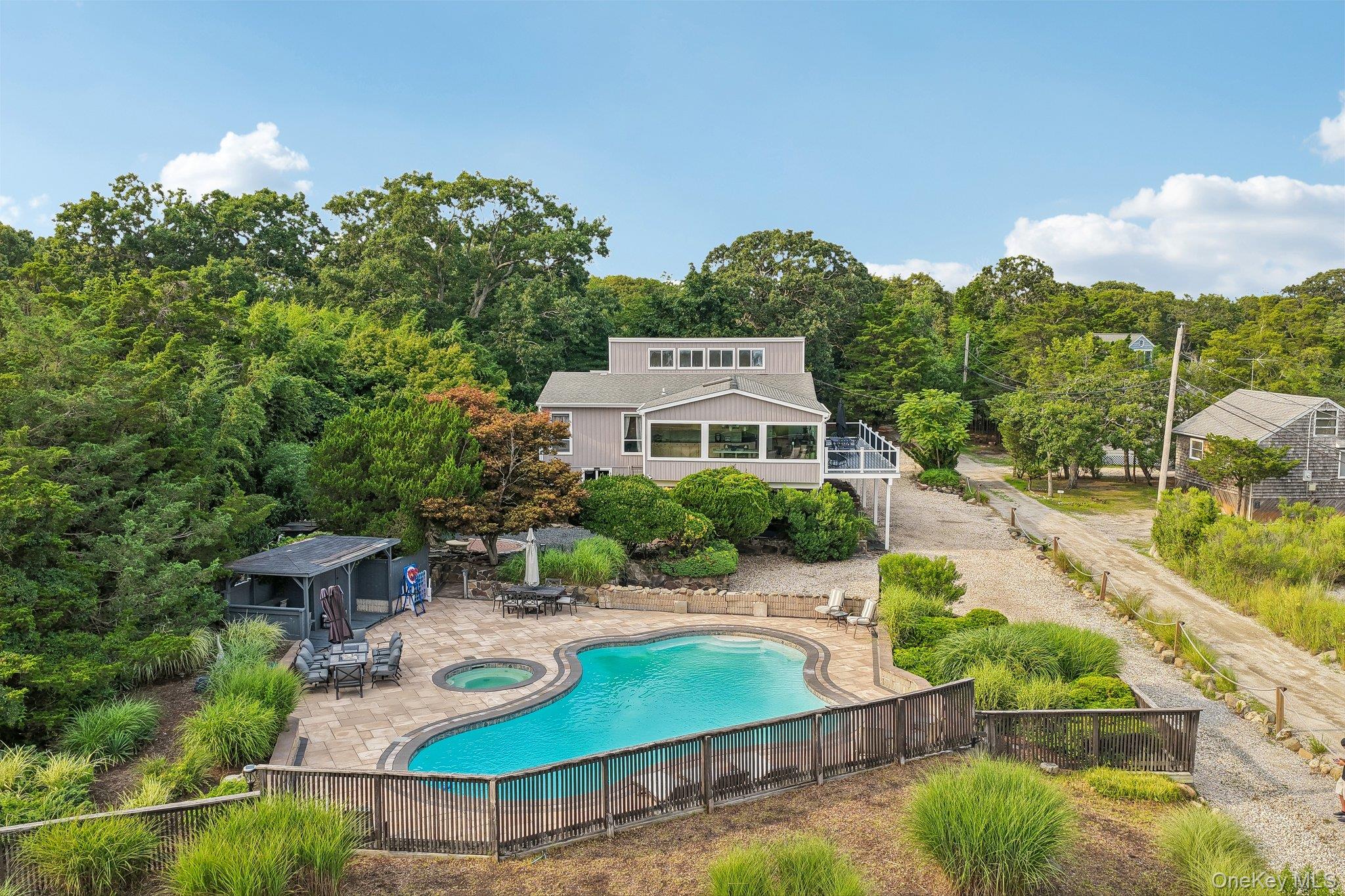 3rd image of 588 E Long Beach Rd, Smithtown, NY 11780 | MLS# 1038256