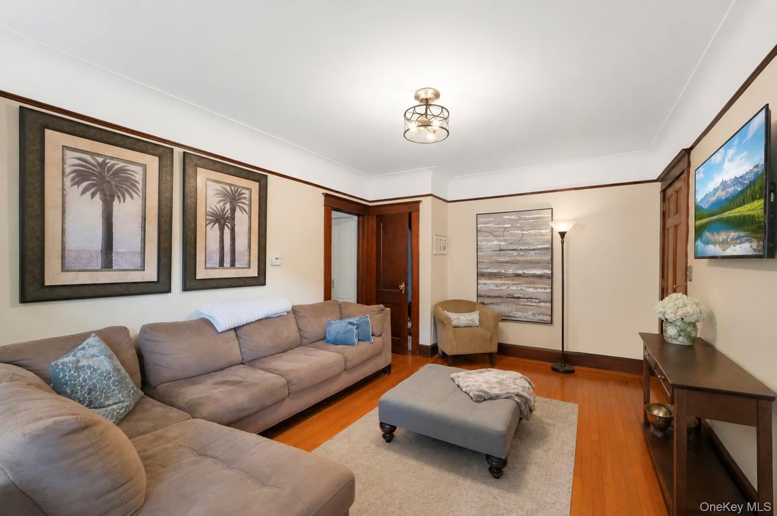 5th image of 139 N 11Th St, North Hempstead, NY 11040 | MLS# 1038427