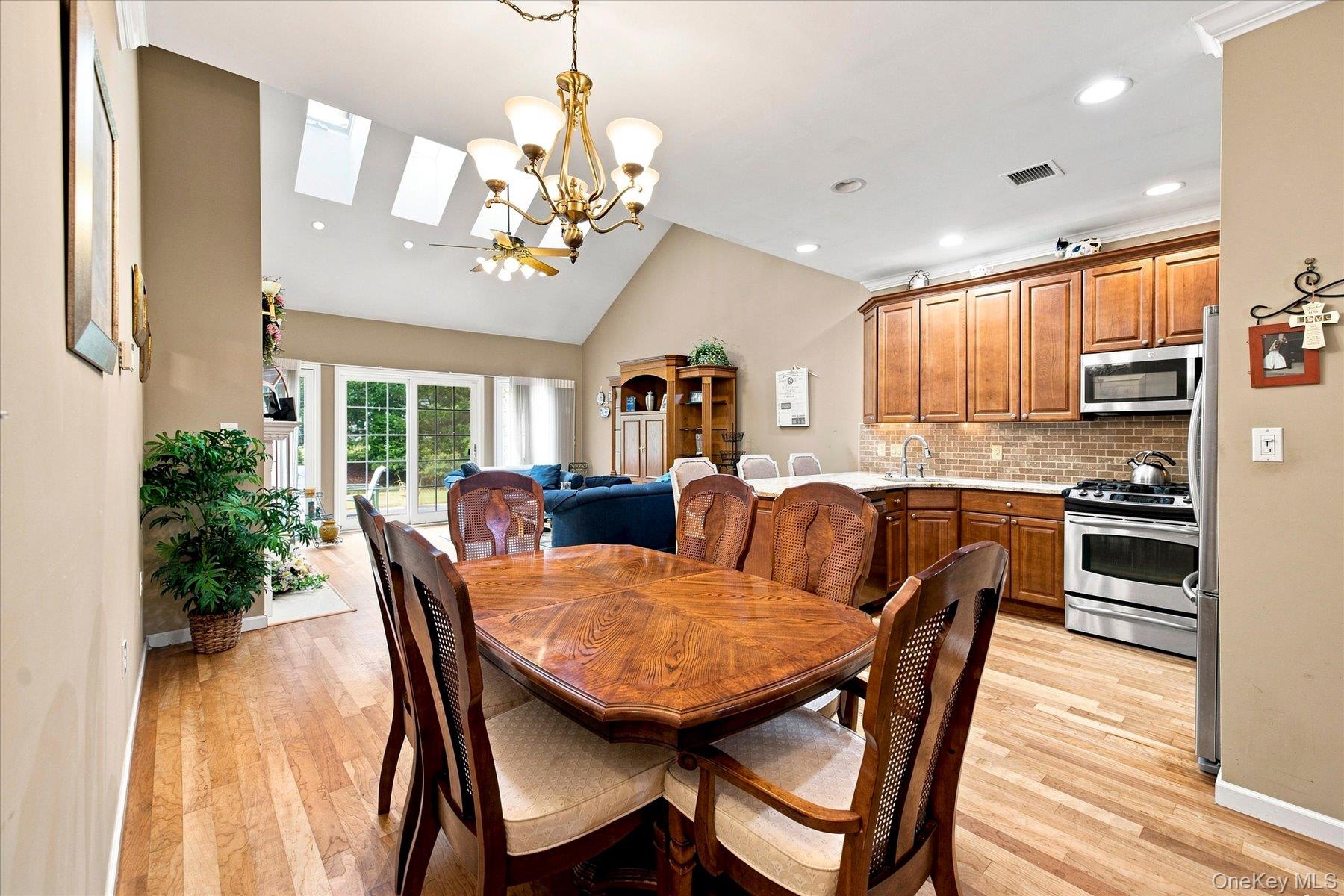 5th image of 196 Pond View Dr, North Hempstead, NY 11050 | MLS# 1038436