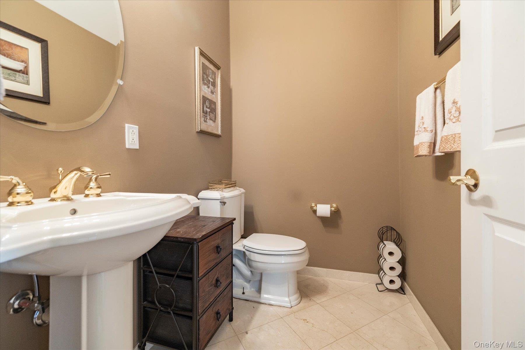 3rd image of 196 Pond View Dr, North Hempstead, NY 11050 | MLS# 1038436