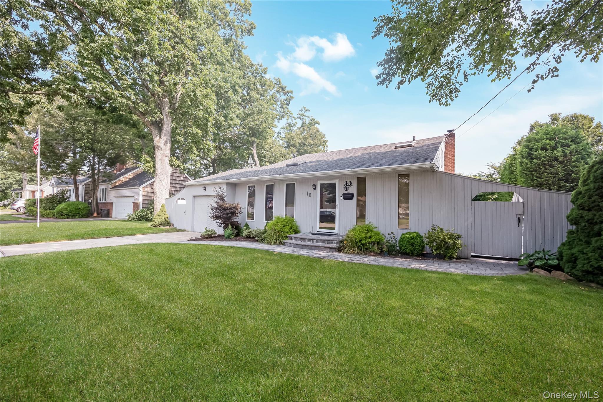 2nd image of 10 Larkin St, Babylon, NY 11735 | MLS# 1038552