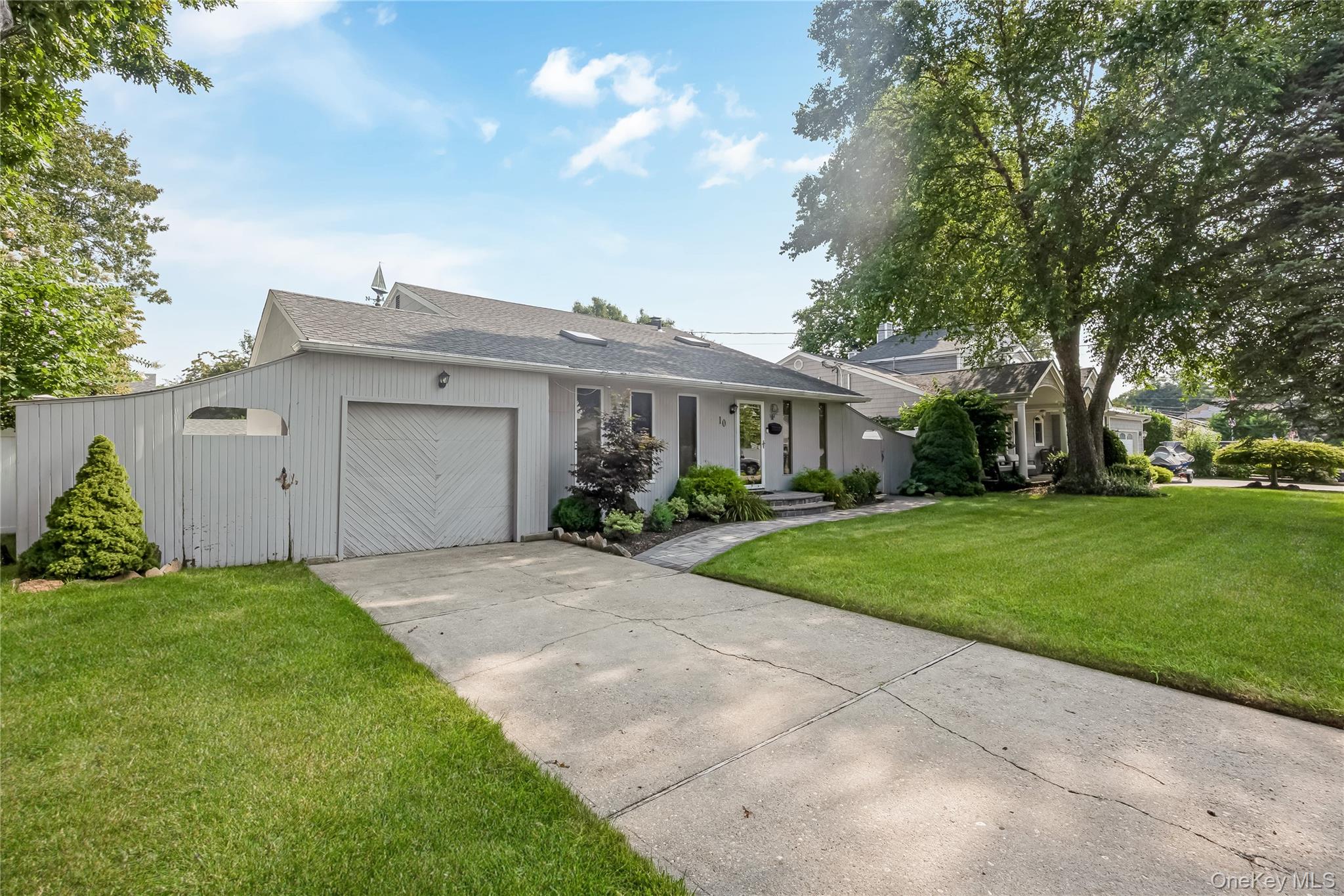 3rd image of 10 Larkin St, Babylon, NY 11735 | MLS# 1038552