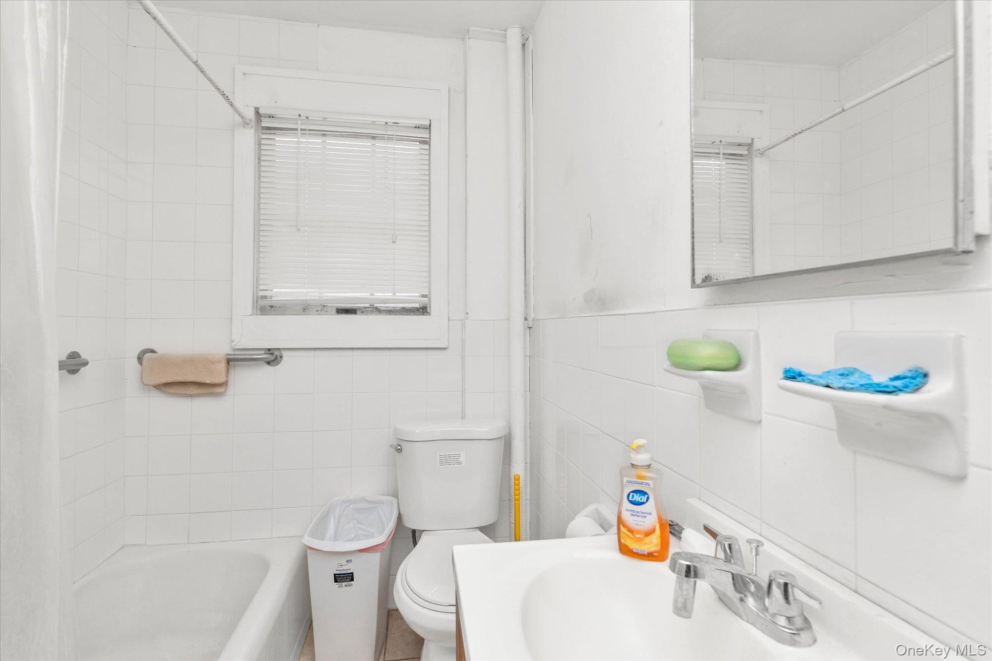 5th image of 343 Roslyn Ave, North Hempstead, NY 11514 | MLS# 1038554